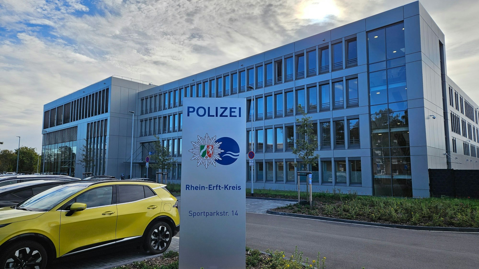 Das Foto zeigt das Polizeipräsidium in Bergheim.