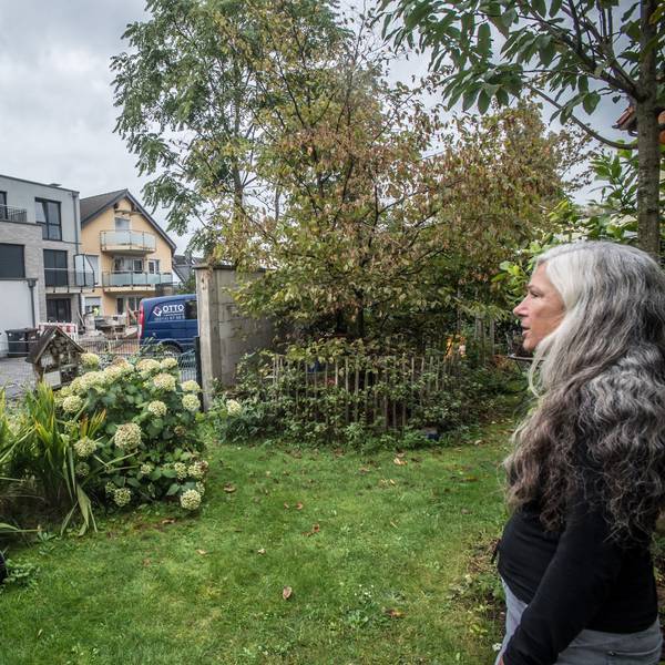Zu große Haüser werde in Leverkusener Siedlung gebaut, findet Sabine Neunzig, hier am Märchen.