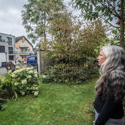 Zu große Haüser werde in Leverkusener Siedlung gebaut, findet Sabine Neunzig, hier am Märchen.