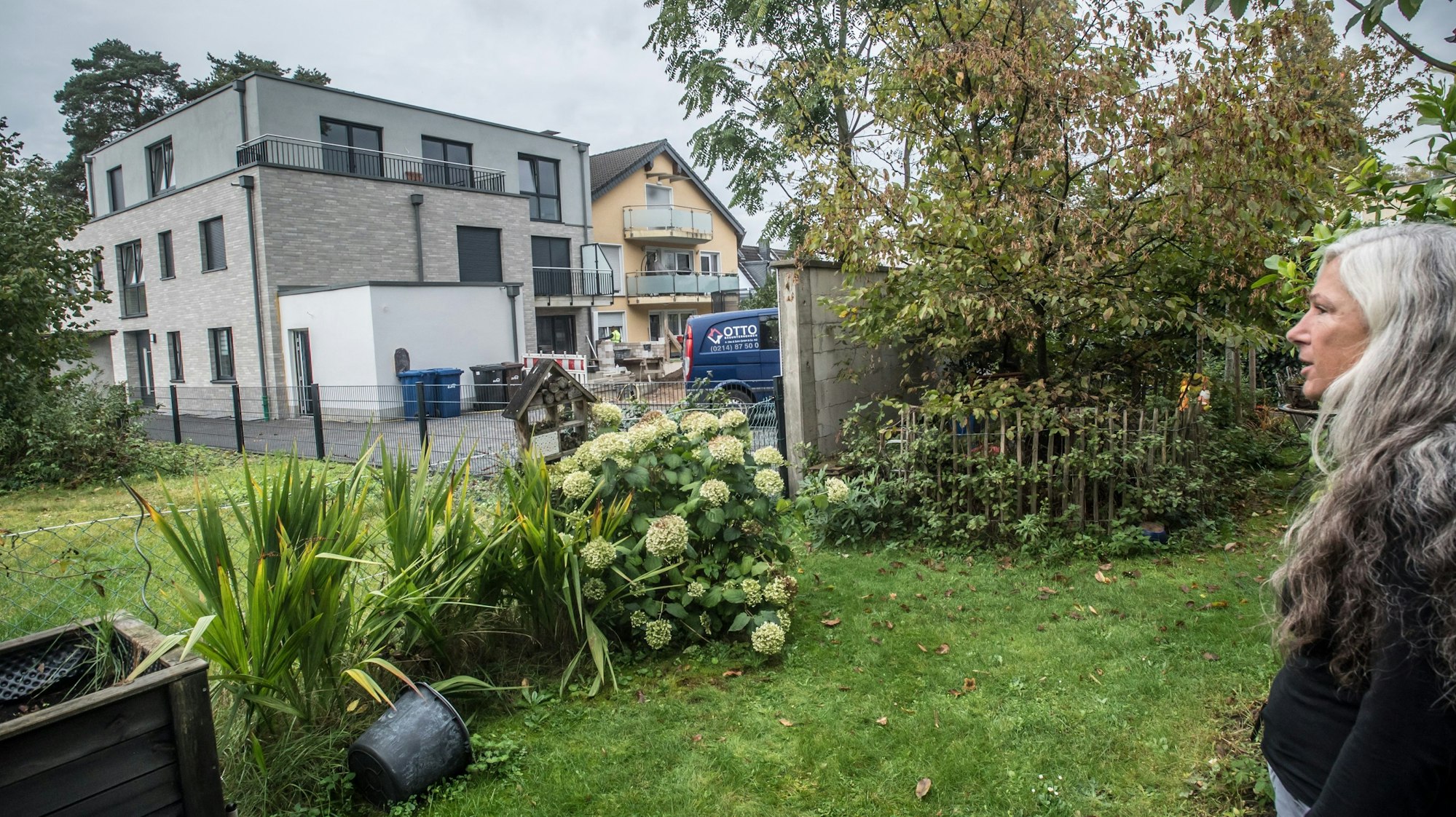 Zu große Haüser werde in Leverkusener Siedlung gebaut, findet Sabine Neunzig, hier am Märchen.