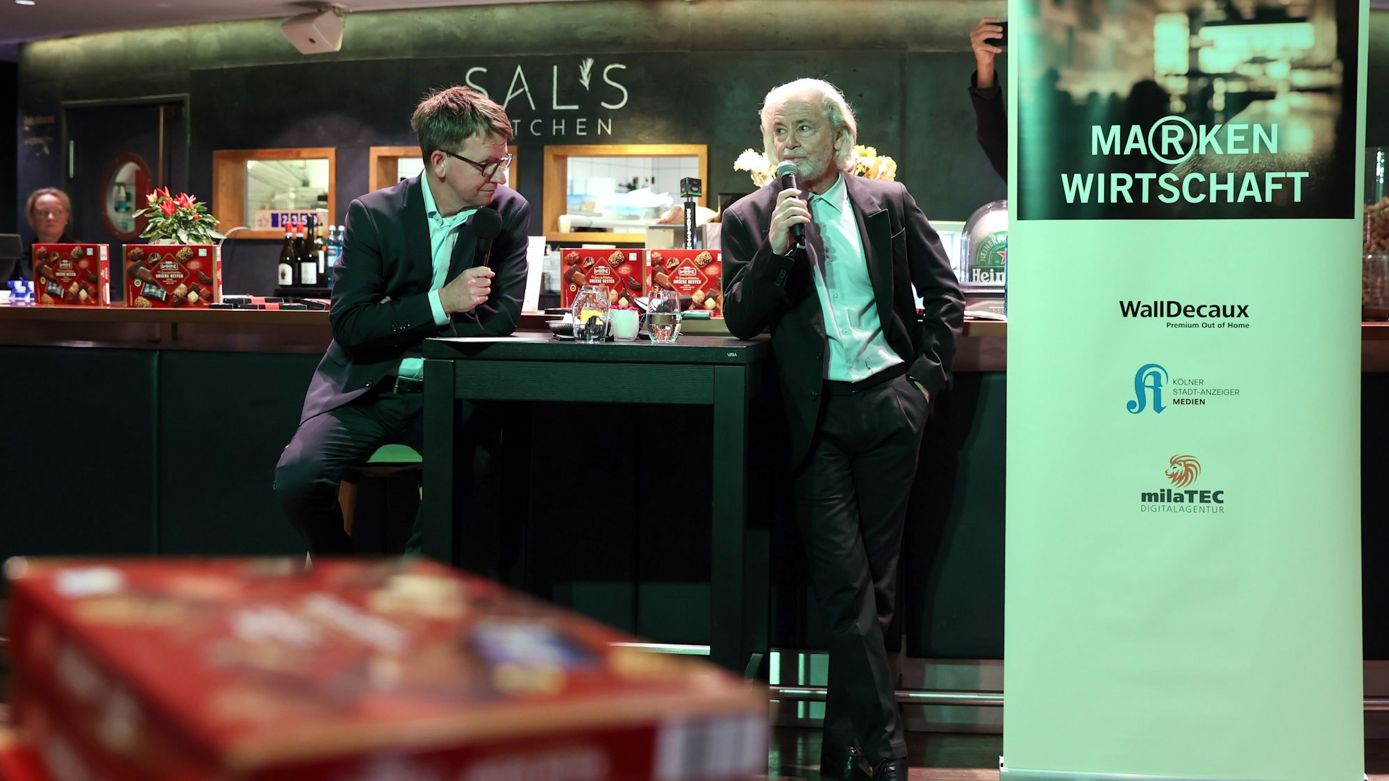 16.10.2023
Köln:
Markenwirtschaft Köln mit Hermann Bühlbecker im Rotonda Business Club
im Gespräch mit Thorsten Breitkopf, Ressortleiter Wirtschaft Kölner Stadt-Anzeiger
Foto: Martina Goyert