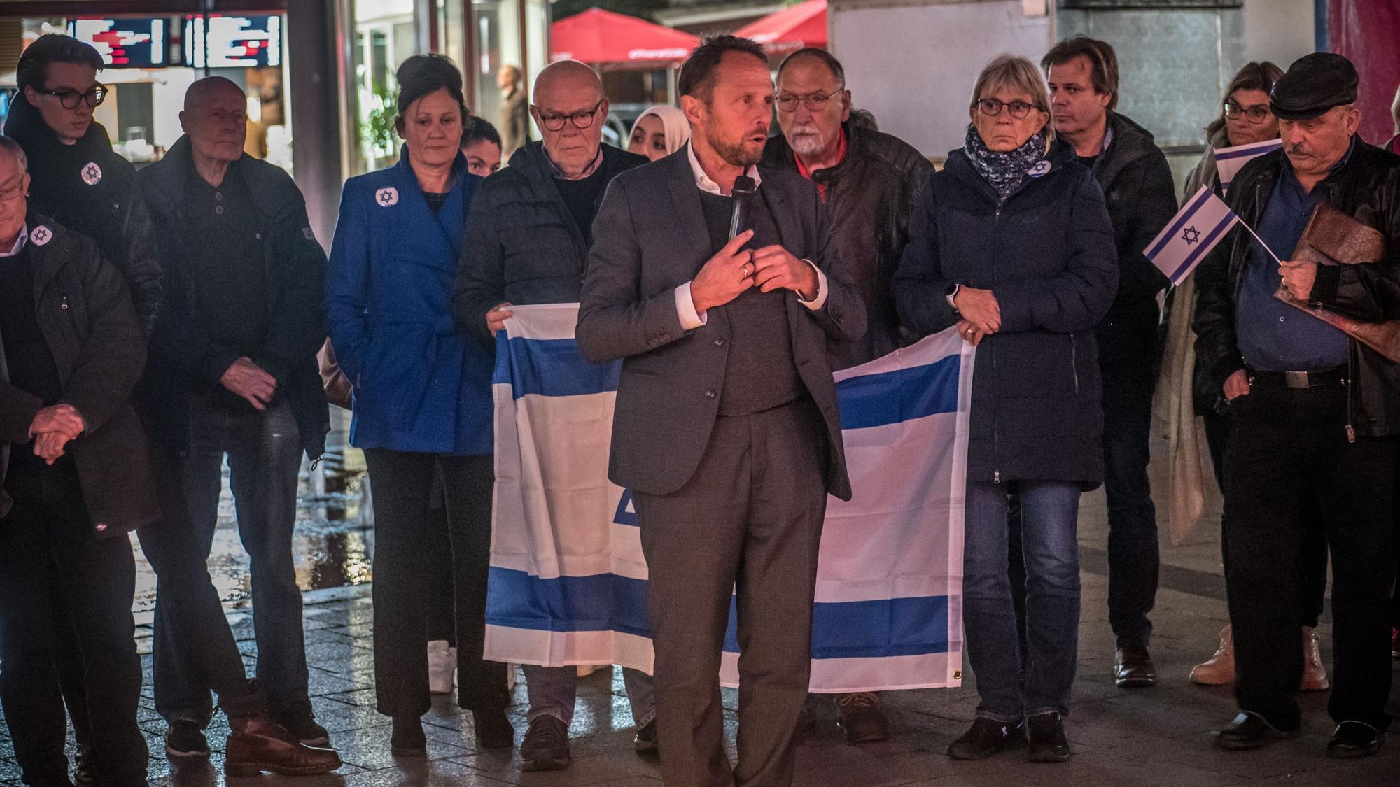 Oberbürgermeister Uwe Richtath redet bei der Mahnwache auf dem Rathausvorplatz.