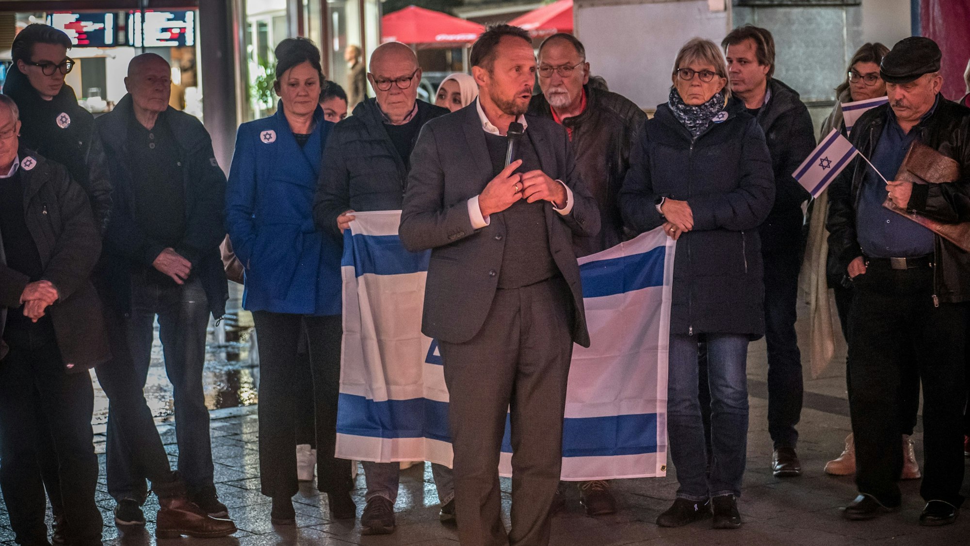 Oberbürgermeister Uwe Richtath redet bei der Mahnwache auf dem Rathausvorplatz.