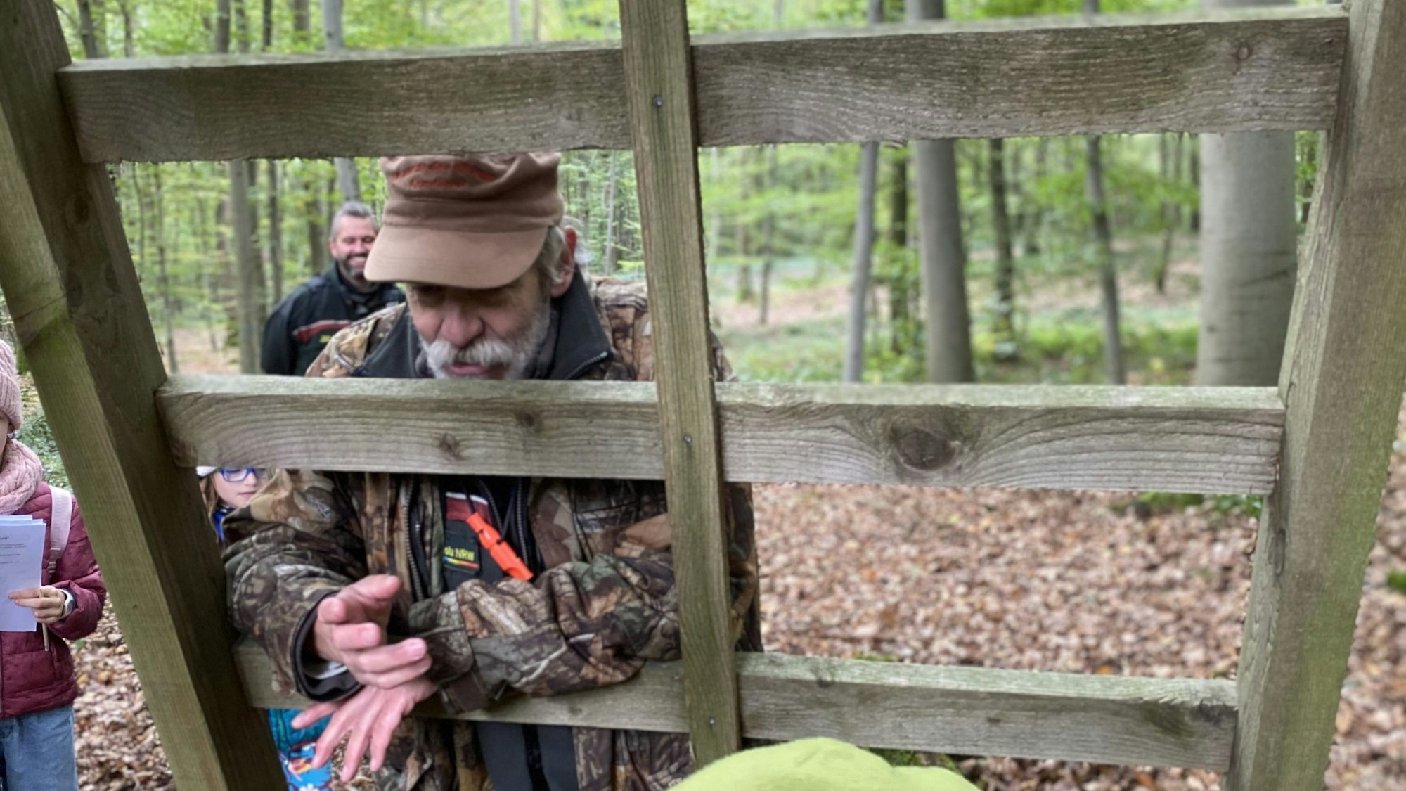 An der Leiter eines Hochsitzes lehnt der Euskirchener Förster Heinz Benden.