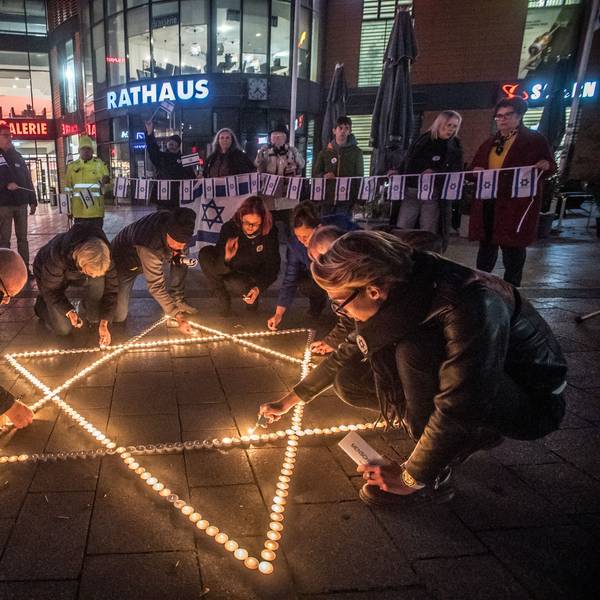 Ein Davidstern aus Kerzen: Leverkusener Mahnwache für Israel und die Terroropfer des Hamas-Überfalls auf dem Rathausvorplatz