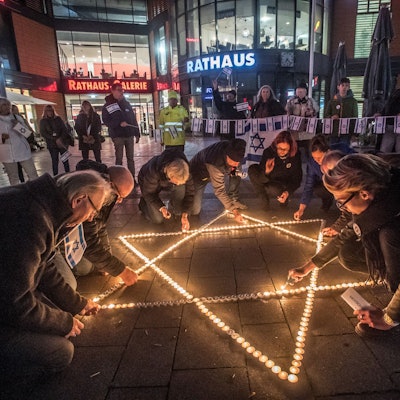 Ein Davidstern aus Kerzen: Leverkusener Mahnwache für Israel und die Terroropfer des Hamas-Überfalls auf dem Rathausvorplatz