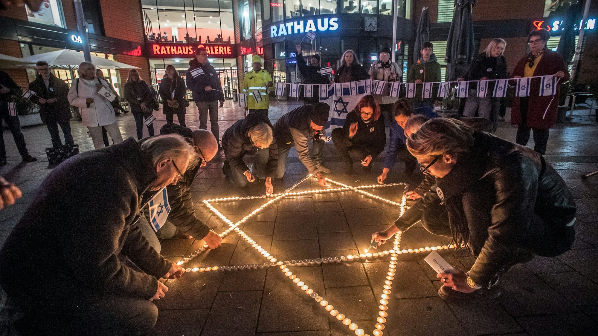 Ein Davidstern aus Kerzen: Leverkusener Mahnwache für Israel und die Terroropfer des Hamas-Überfalls auf dem Rathausvorplatz