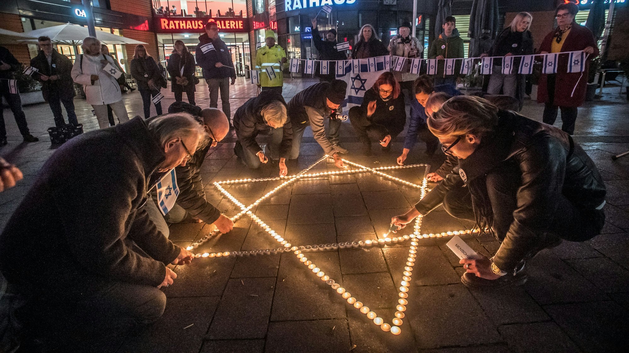 Ein Davidstern aus Kerzen: Leverkusener Mahnwache für Israel und die Terroropfer des Hamas-Überfalls auf dem Rathausvorplatz