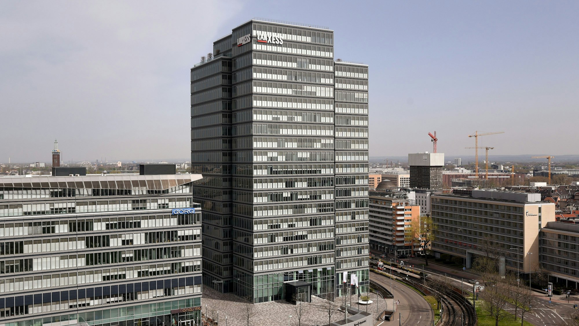 12.04.2022, Köln: Blick auf Köln vom Deutzer Riesenrad aus.
v.li. Görg RAe, Lanxess Zentrale in Deutz
Foto: Csaba Peter Rakoczy