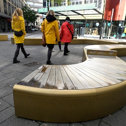 Passanten gehen an den goldglänzenden Bänken in der Fussgängerzone von Wuppertal-Elberfeld vorbei. In seinem 51. Schwarzbuch hat der Bund der Steuerzahler bundesweit 100 exemplarische Fälle aufgelistet, die nach seinen Recherchen Steuergeldverschwendung darstellen.
