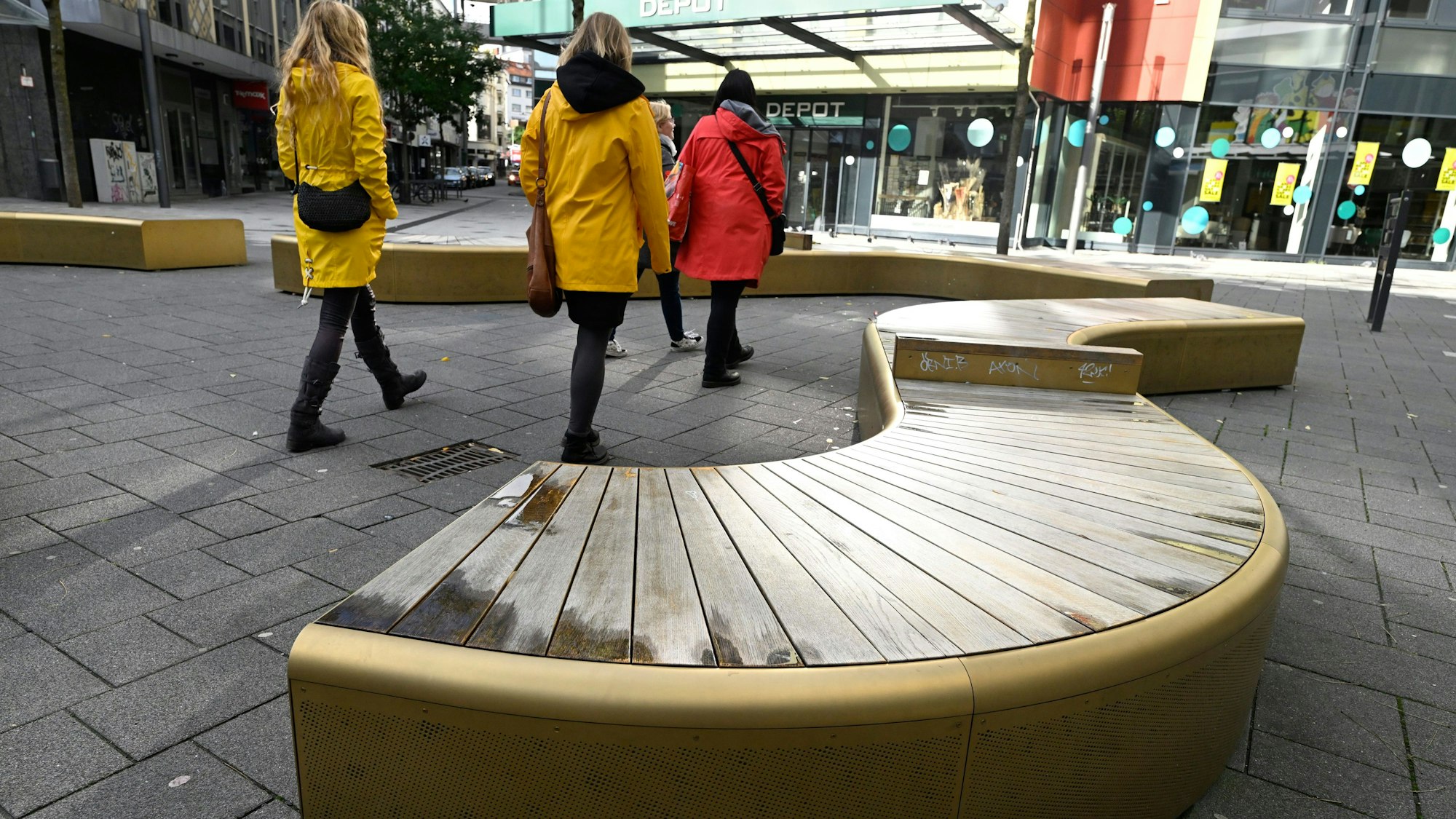 Passanten gehen an den goldglänzenden Bänken in der Fussgängerzone von Wuppertal-Elberfeld vorbei. In seinem 51. Schwarzbuch hat der Bund der Steuerzahler bundesweit 100 exemplarische Fälle aufgelistet, die nach seinen Recherchen Steuergeldverschwendung darstellen.