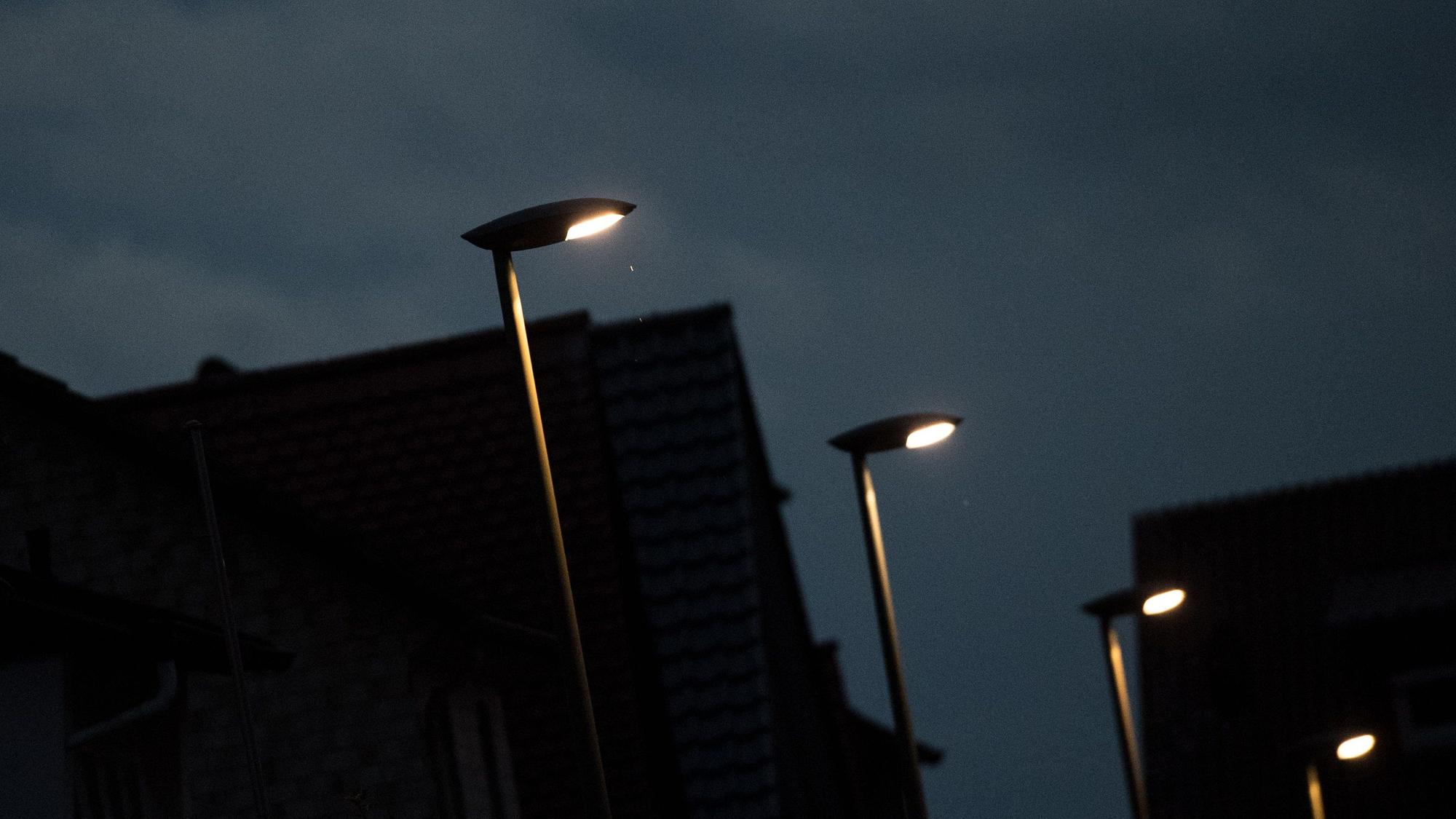 Mehrere LED-Straßenlampen leuchten vor dunklem Nachthimmel.