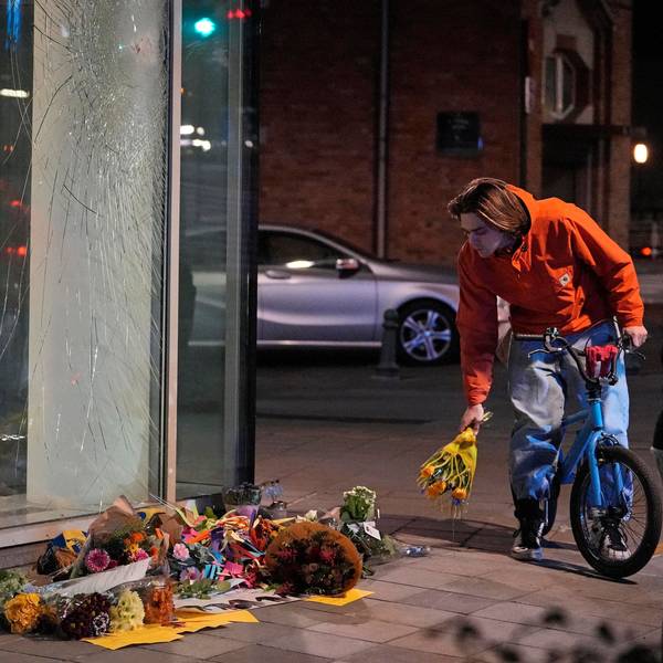 Blumen liegen vor dem Gebäude, wo am Montagabend zwei Fußballfans aus Schweden erschossen wurden.