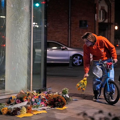 Blumen liegen vor dem Gebäude, wo am Montagabend zwei Fußballfans aus Schweden erschossen wurden.