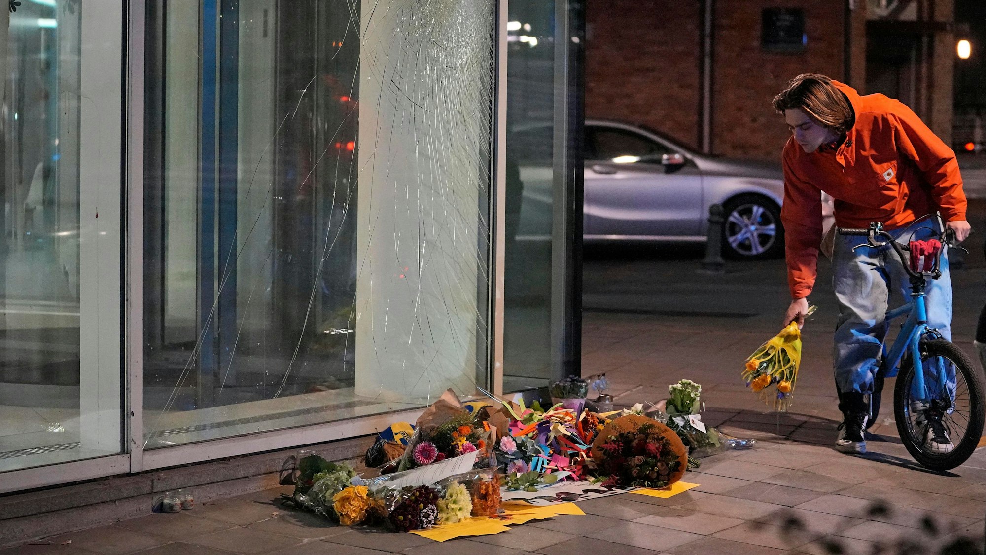 Blumen liegen vor dem Gebäude, wo am Montagabend zwei Fußballfans aus Schweden erschossen wurden.