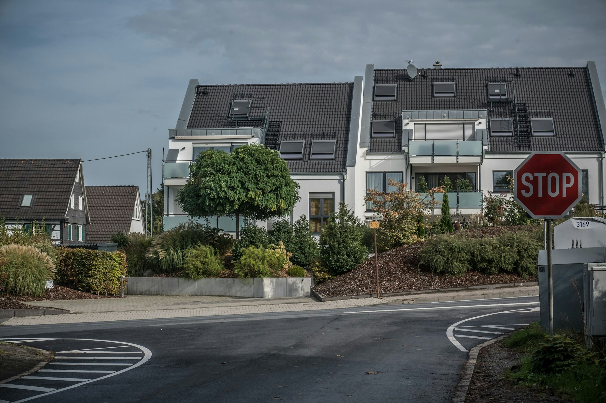 Wuppertalstraße: Über diese Häuser gab es einen Briefwechsel mit der Bezirksregierung, im Vergleich links ein Fachwerk-Giebel.