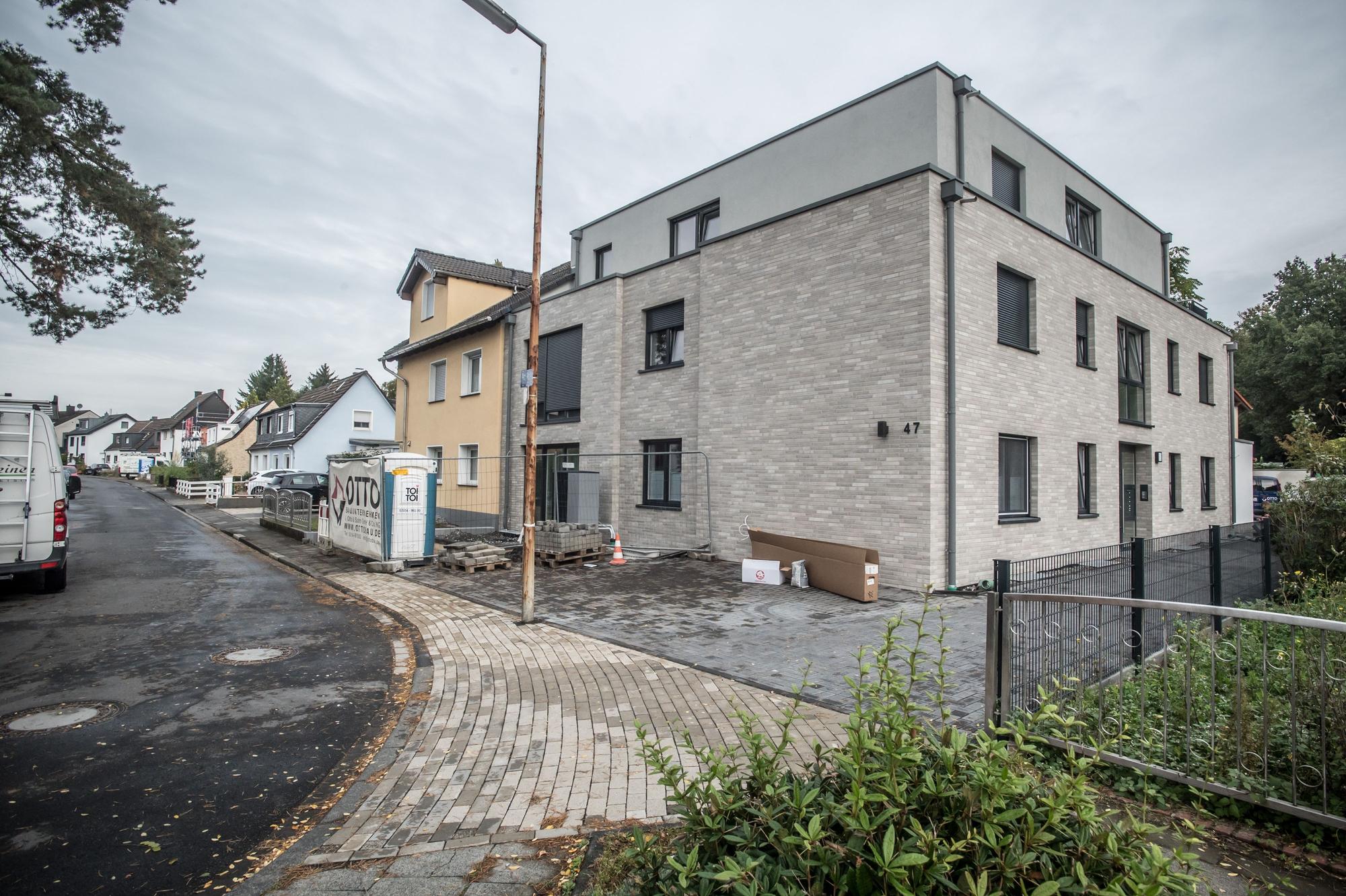 Zu große Haüser werde in Leverkusener Siedlung gebaut, findet Sabine Neunzig, hier am Märchen. Foto: Ralf Krieger
