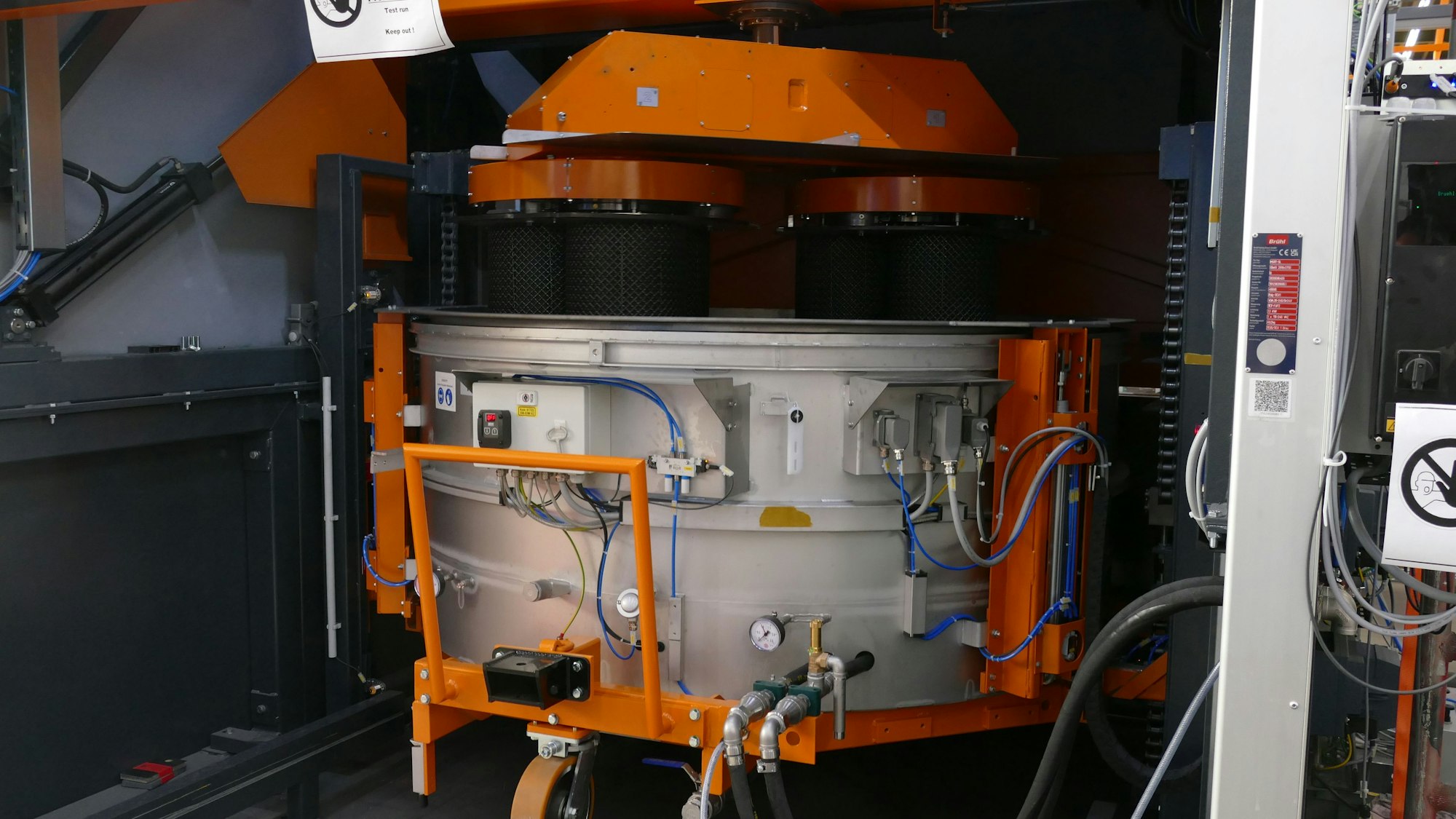 Eine Zentrifuge steht in einer Werkshalle.