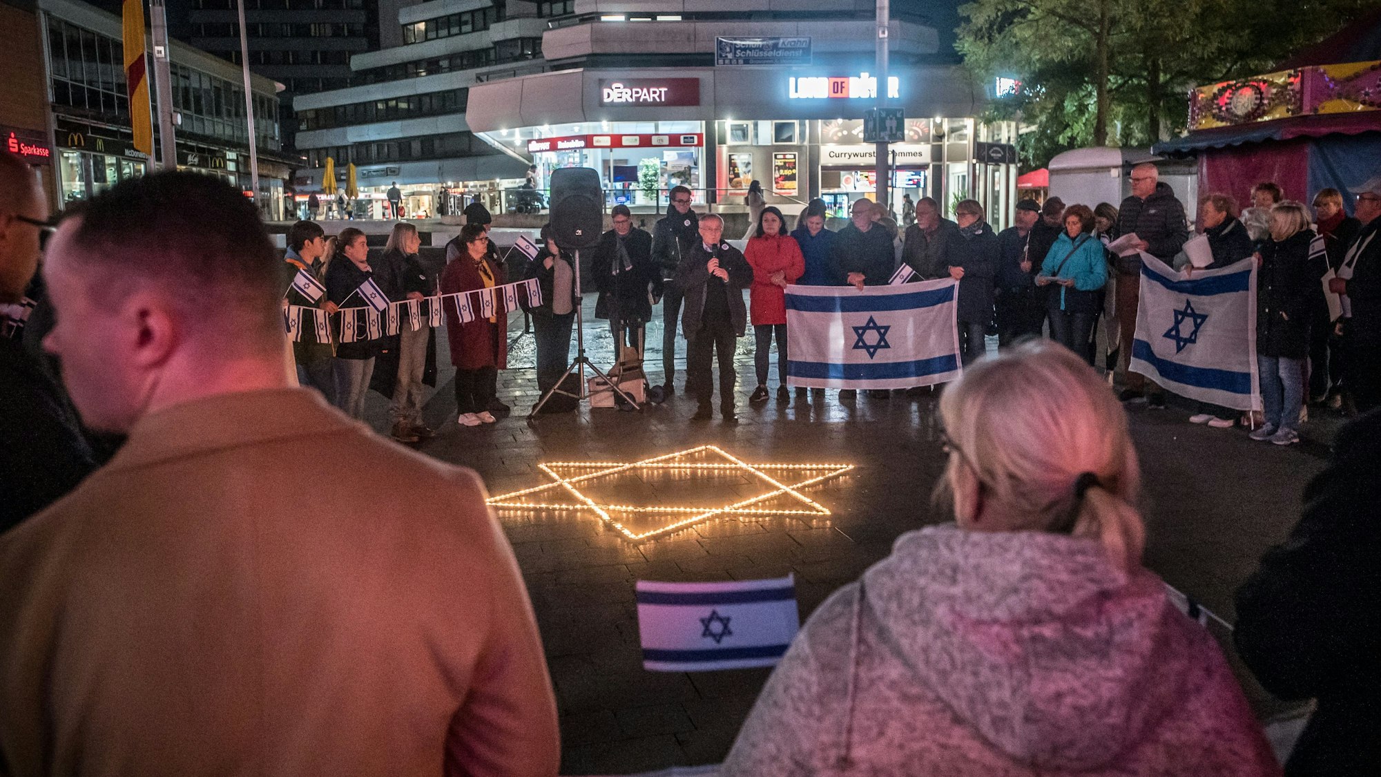 Ein Davidstern aus Kerzen: Leverkusener Mahnwache für Israel und die Terroropfer des Hamas-Überfalls auf dem Rathausvorplatz