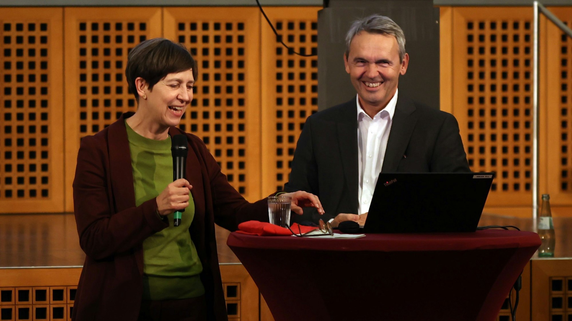 Lernen von Wien: Stadtentwicklungsamts-Leiterin Brigitte Scholz (links) zeigte sich sehr interessiert an der Wohnpolitik von Klaus Hofstetter und seinen Kollegen.