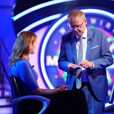 Die Szene des Abends: Anja Scharf erhält bei „Wer wird Millionär?“ von RTL-Moderator Günther Jauch ein Trinkgeld.