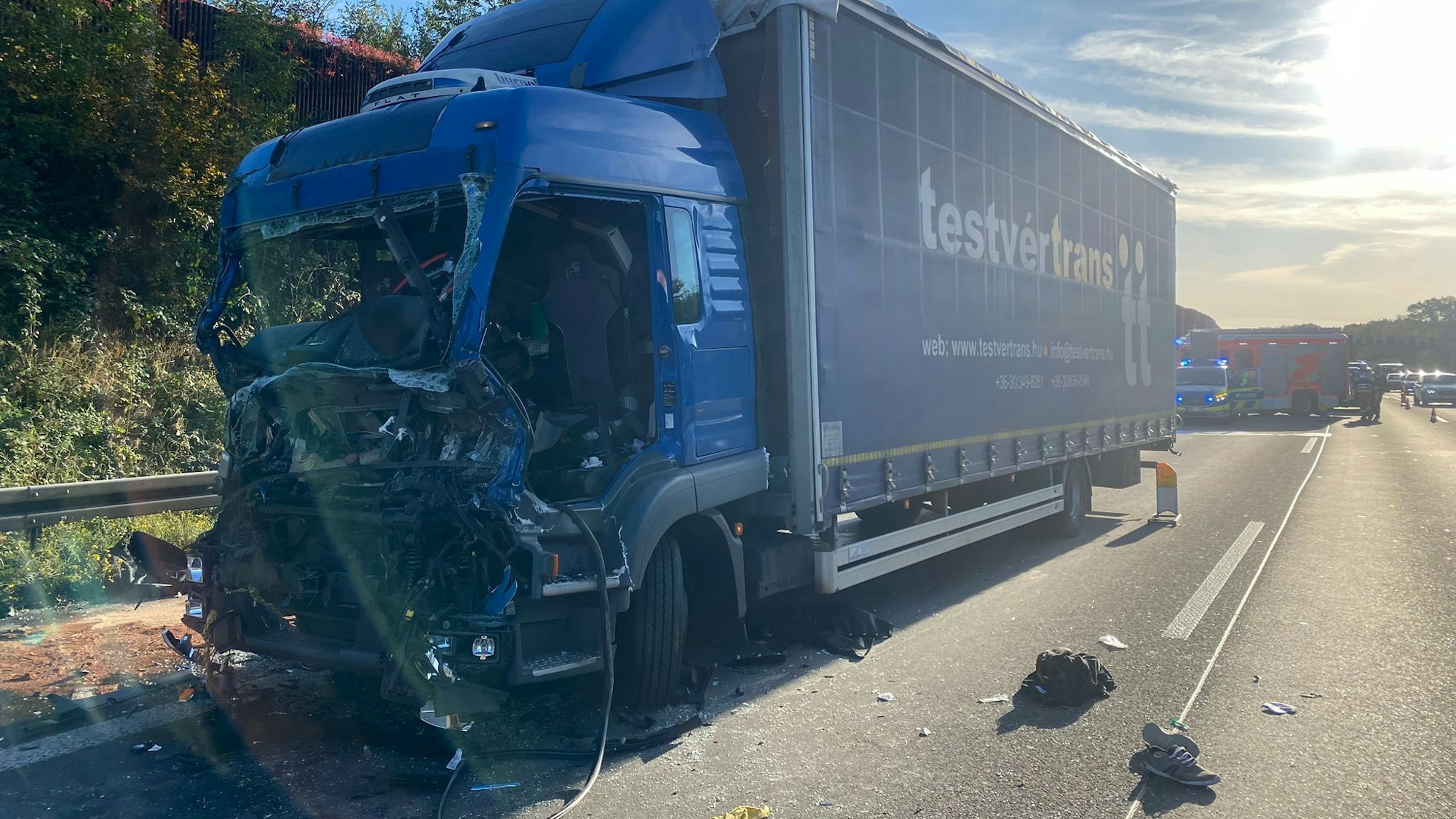 Ein stark demolierter LKW auf der Autobahn.