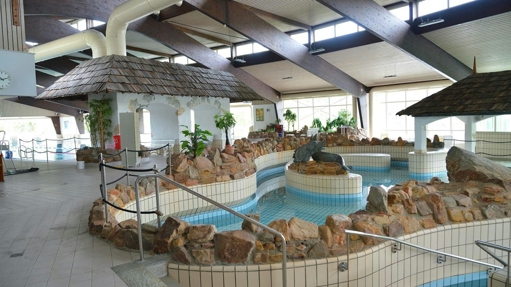 Das Foto zeigt den ehemaligen Spaßbereich des Schwimmbads.