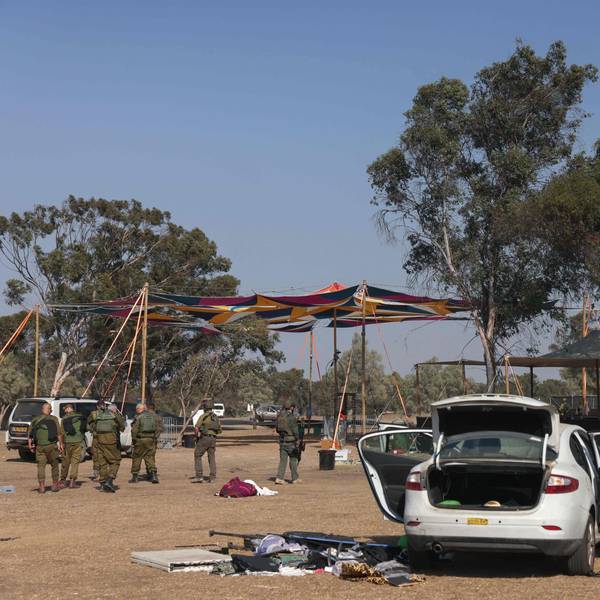 Israelische Soldaten auf dem Gelände des Supernova-Musikfestivals. Auch die mutmaßliche Geisel, die nun in einem Video der Hamas zu sehen ist, soll hier verschleppt worden sein.