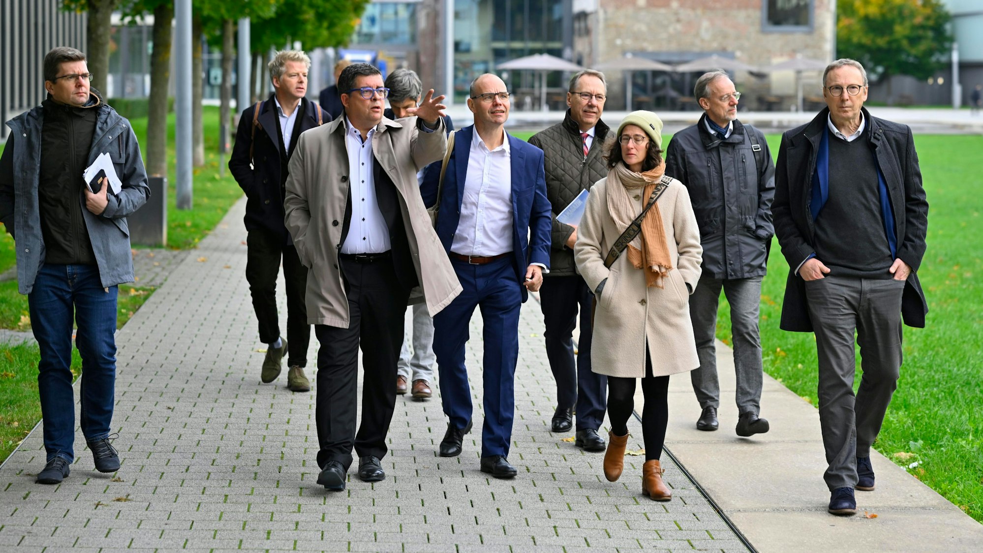 Gummersbachs Bürgermeister Frank Helmenstein mit einer Delegation aus Thüringen auf dem Steinmüllergelände.
