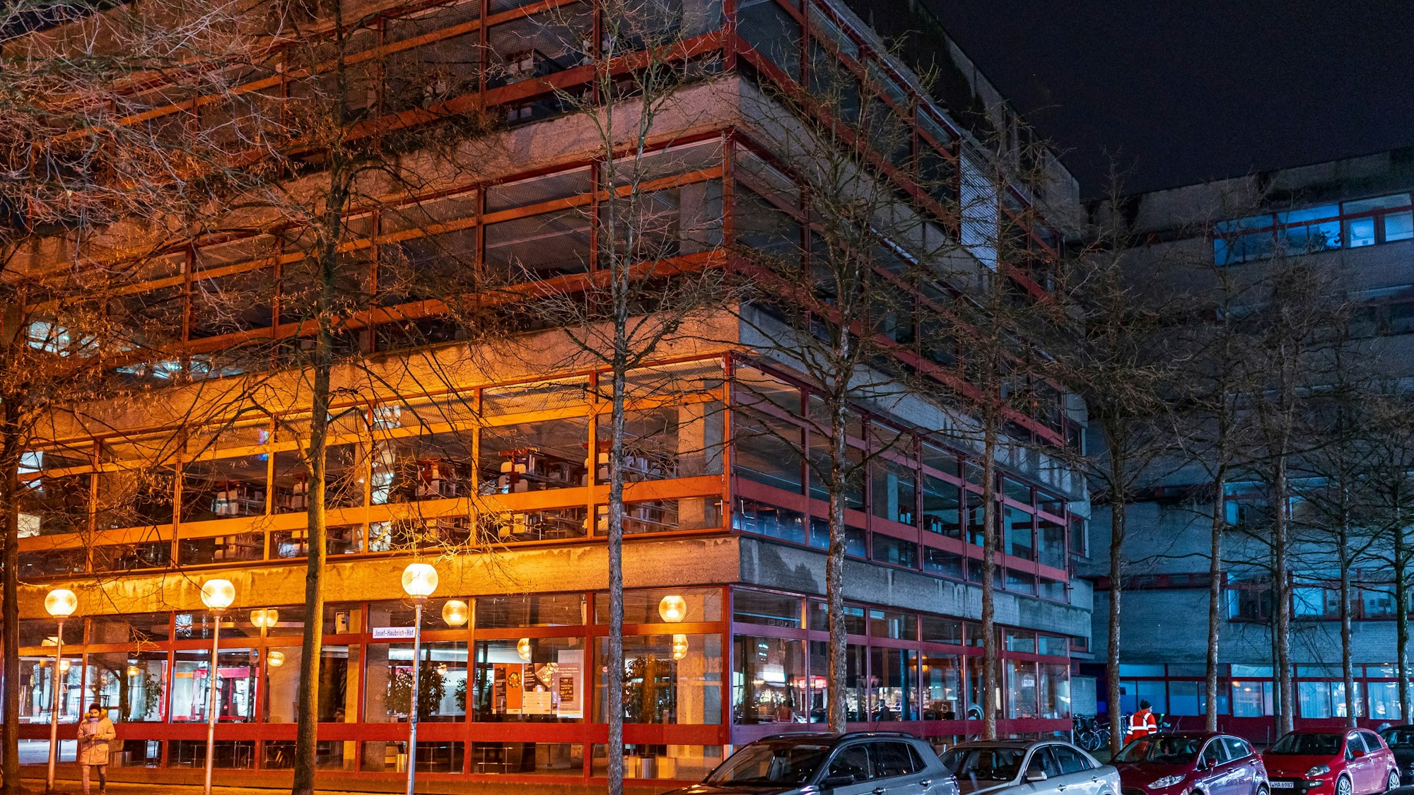 Die Zentralbibliothek der Stadt Köln ist in abendlicher Beleuchtung zu sehen.