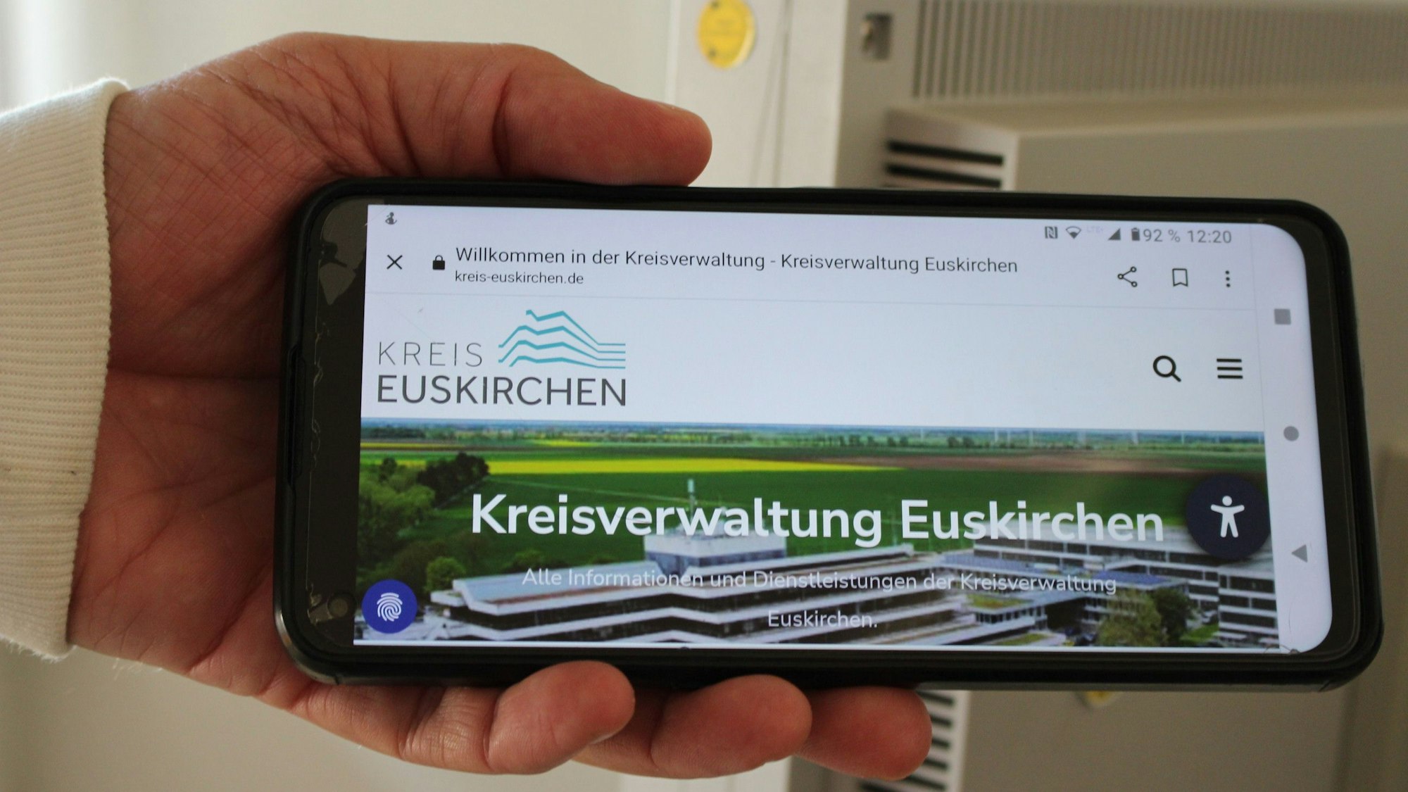 Auf einem Smartphone wird die Internetseite des Kreises Euskirchen gezeigt.
