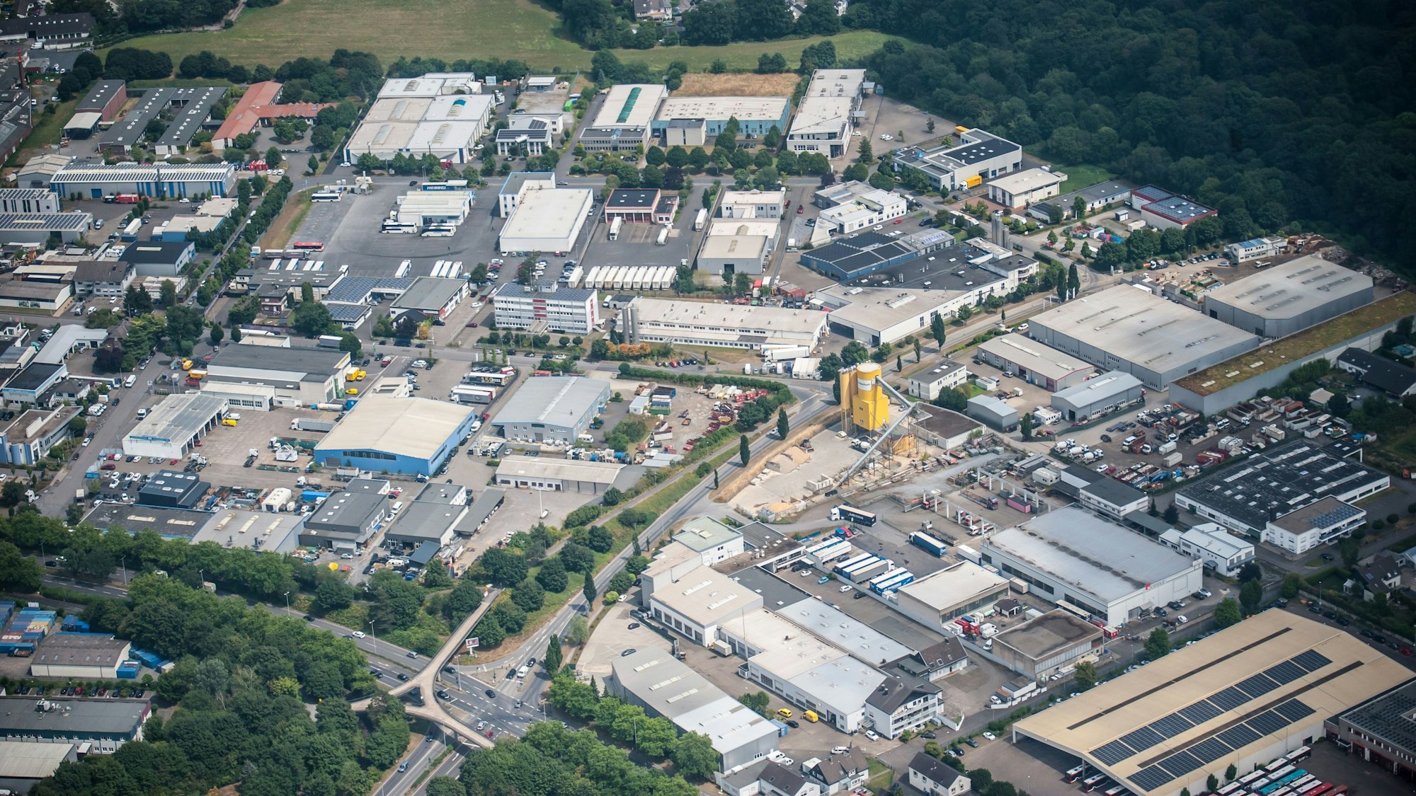 Gewerbegebiet in Leverkusen-Küppersteg aus der Luft