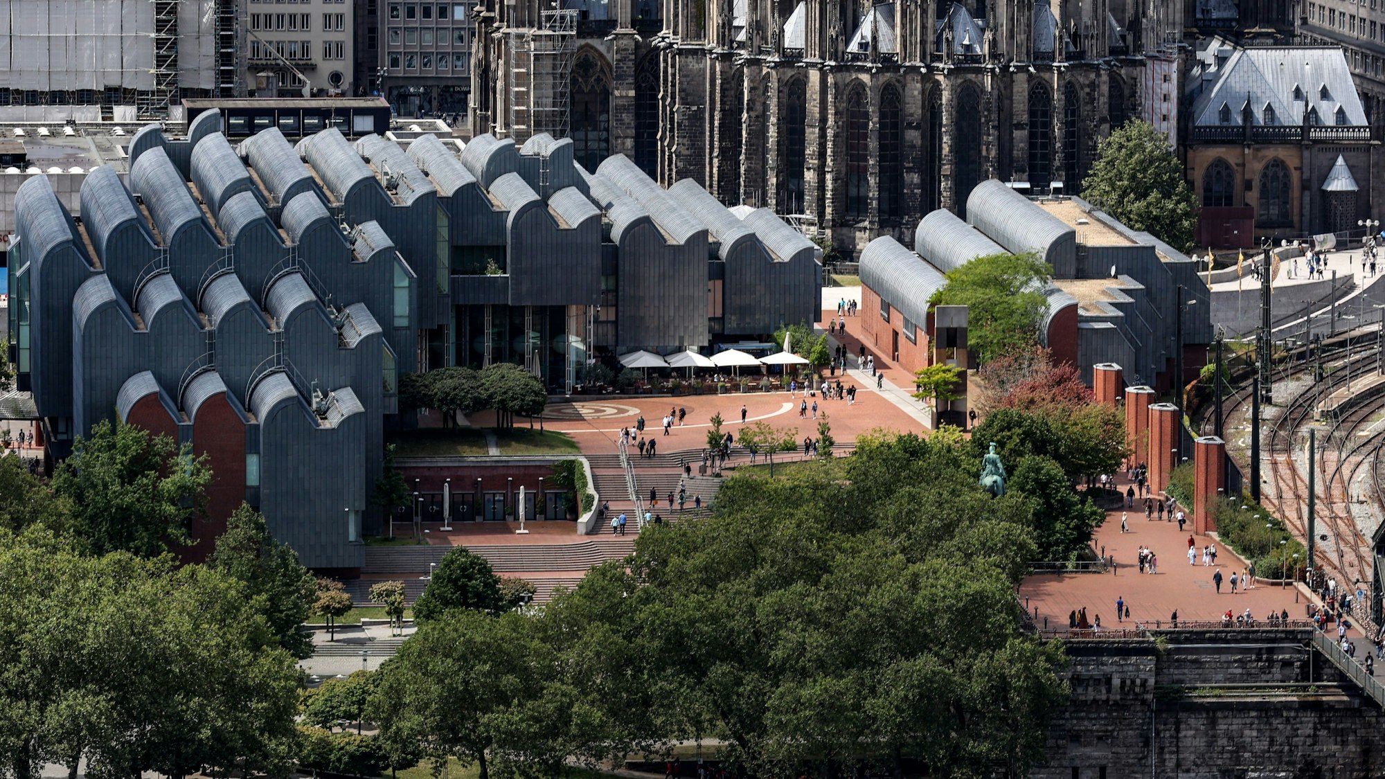 Blick auf Philharmonie mit Heinrich-Böll Platz.