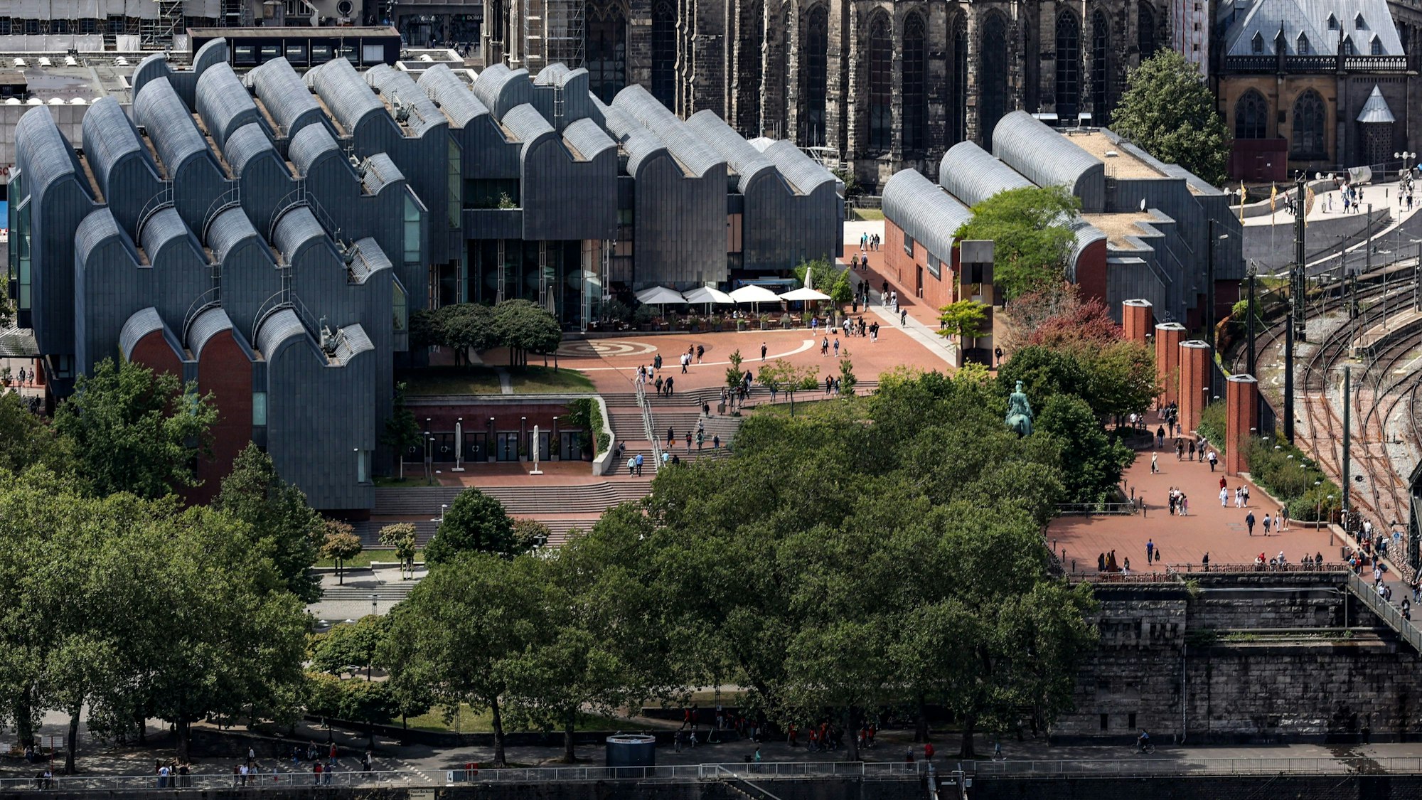 Blick auf die Philharmonie mit dem Heinrich-Böll Platz