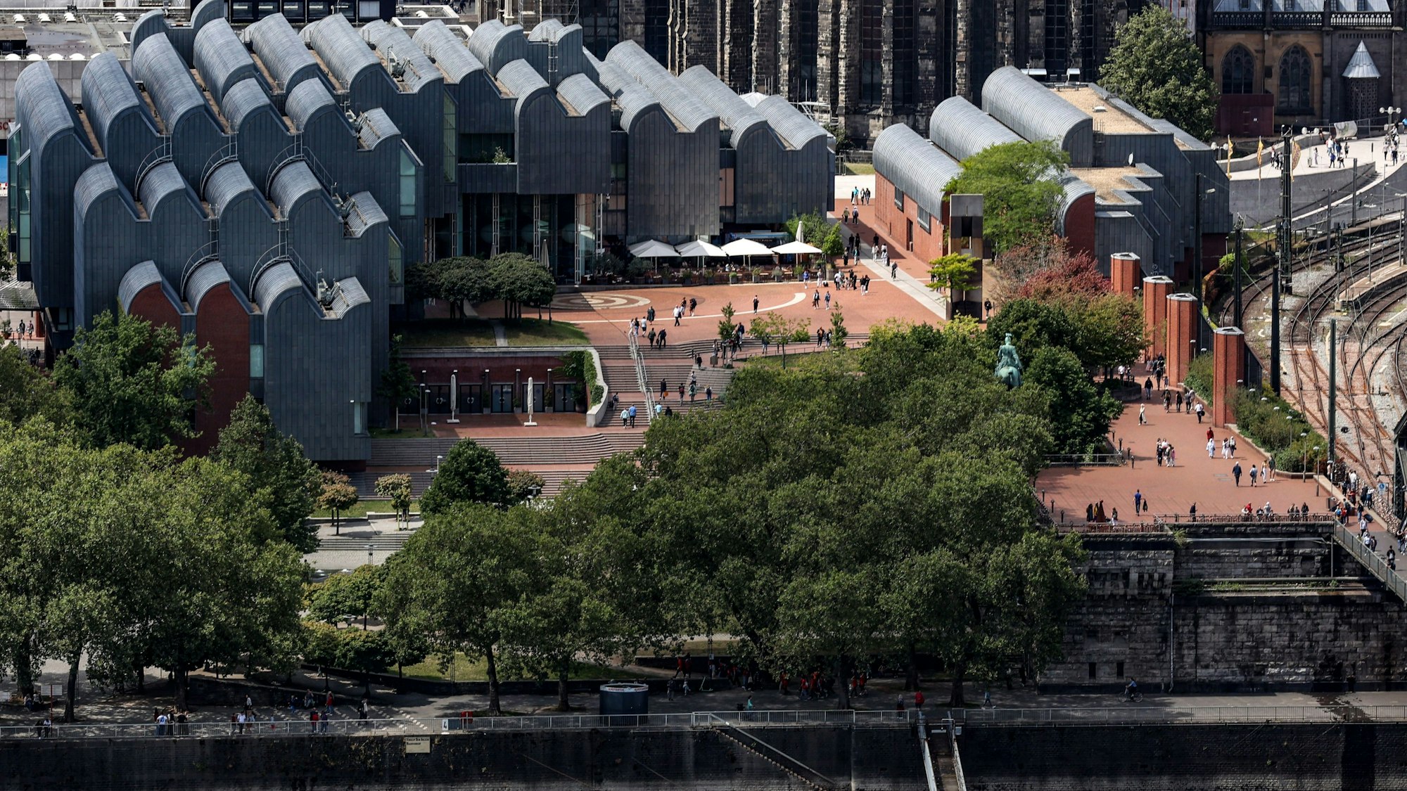 Philharmonie mit Heinrich-Böll Platz ist aus der Vogelperspektive zu sehen.