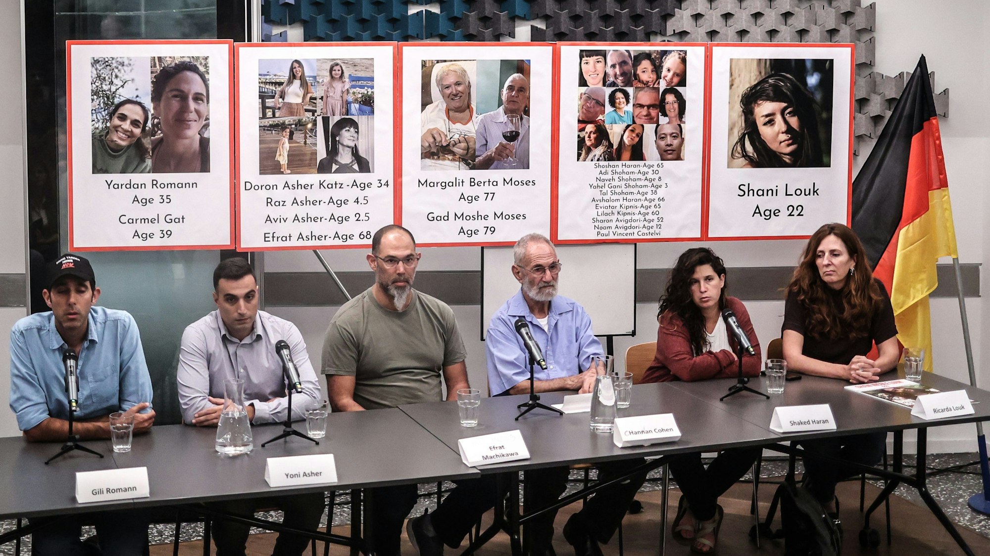 Angehörige von Israelis, die während des Hamas-Angriffs entführt wurden auf einer Pressekonferenz nach dem Treffen mit Bundeskanzler Scholz in der deutschen Botschaft in Tel Aviv.