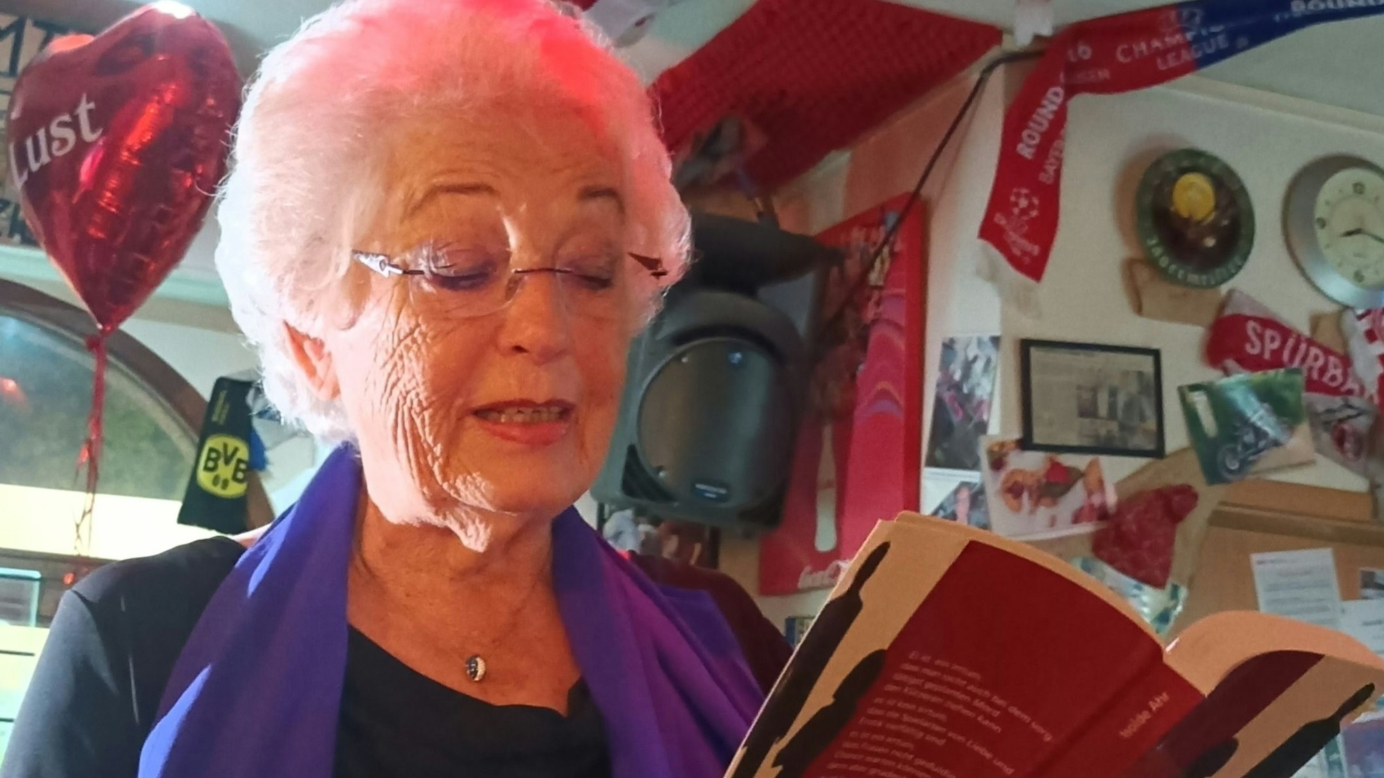 Isolde Ahr liest aus ihrem Buch.