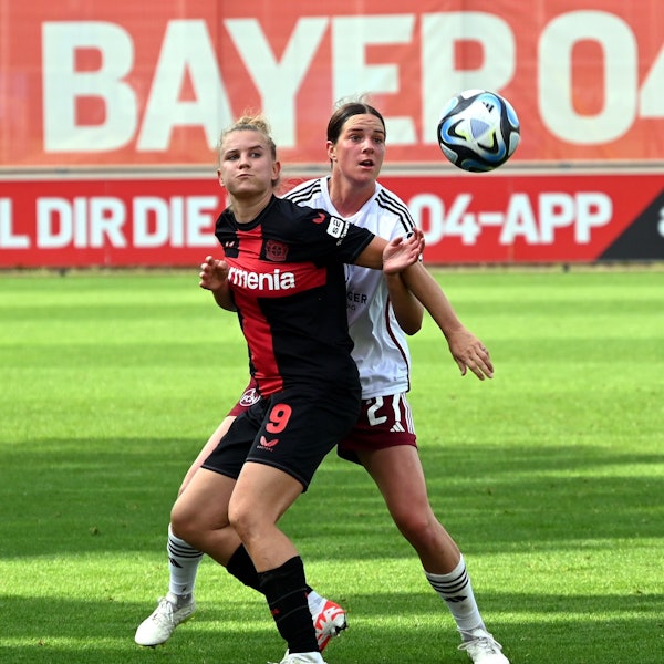 30.09.2023, Fussball-Bayer 04 Leverkusen-FC Nürnberg
links: Nikola Karczewska (Bayer)
rechts: Lara Schmidt (Nürnb)
Foto: Uli Herhaus