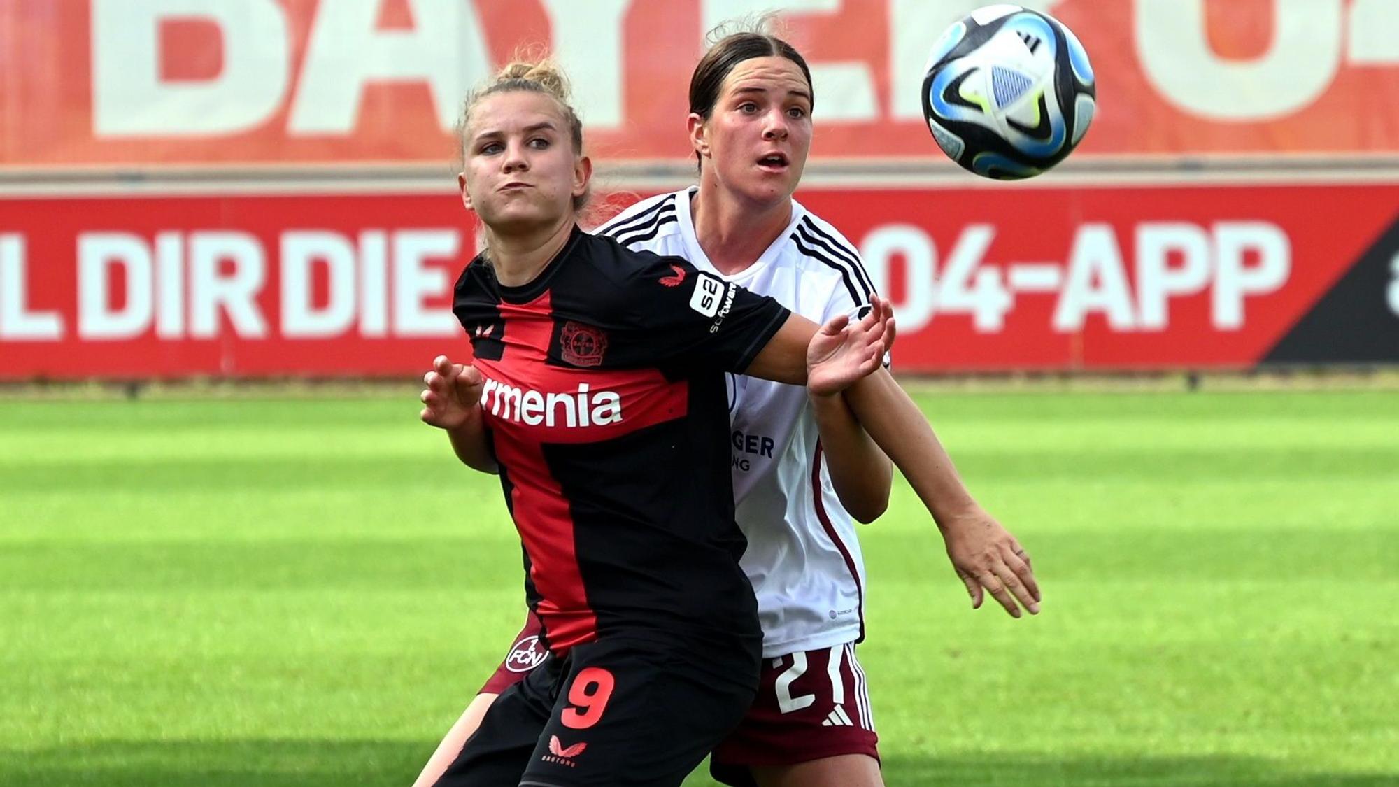 30.09.2023, Fussball-Bayer 04 Leverkusen-FC Nürnberg
links: Nikola Karczewska (Bayer)
rechts: Lara Schmidt (Nürnb)
Foto: Uli Herhaus