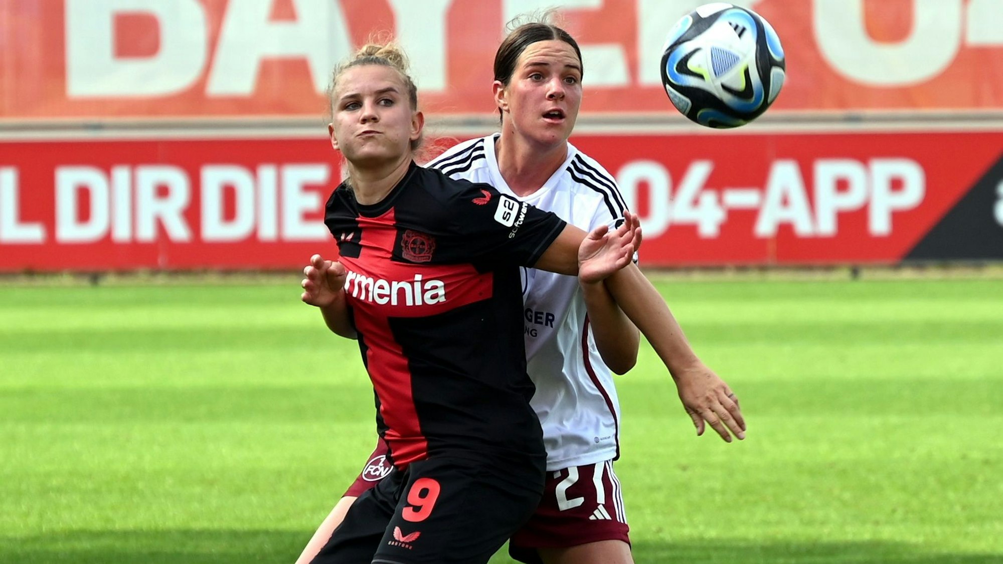 30.09.2023, Fussball-Bayer 04 Leverkusen-FC Nürnberg
links: Nikola Karczewska (Bayer)
rechts: Lara Schmidt (Nürnb)
Foto: Uli Herhaus
