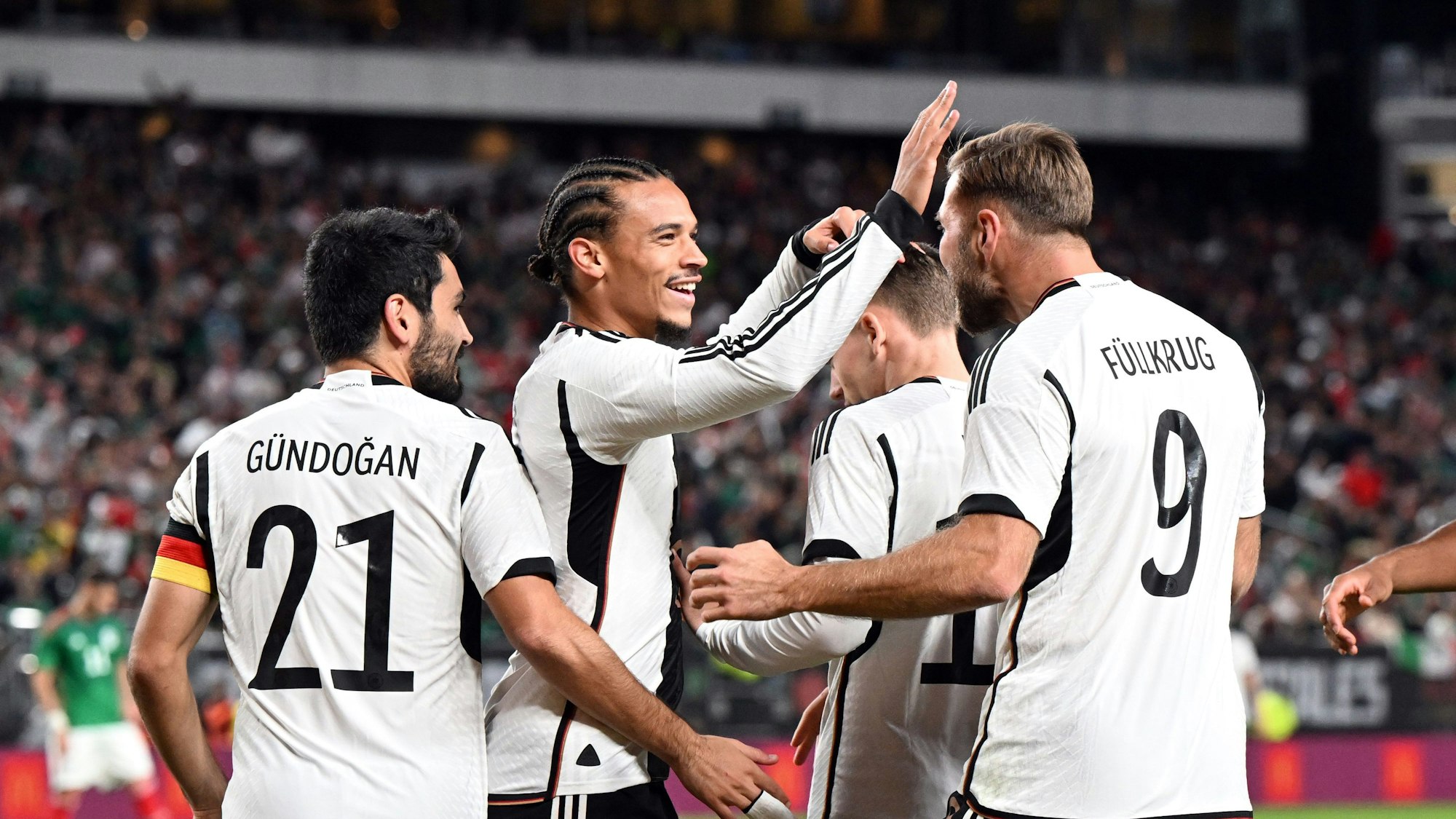 Deutschlands Niclas Füllkrug (r) wird nach seinem Tor zum 2:2 von den Teamgefährten Ilkay Gündogan (l-r), Leroy Sane und Florian Wirtz umjubelt.