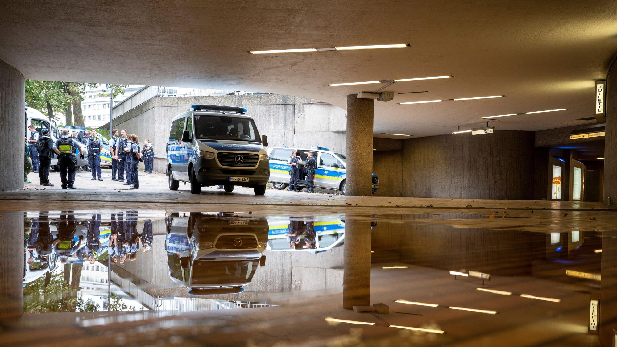 Polizisten und Streifenwagen stehen auf dem Ebertplatz vor dem Zugang zur Zwischenebene der KVB.