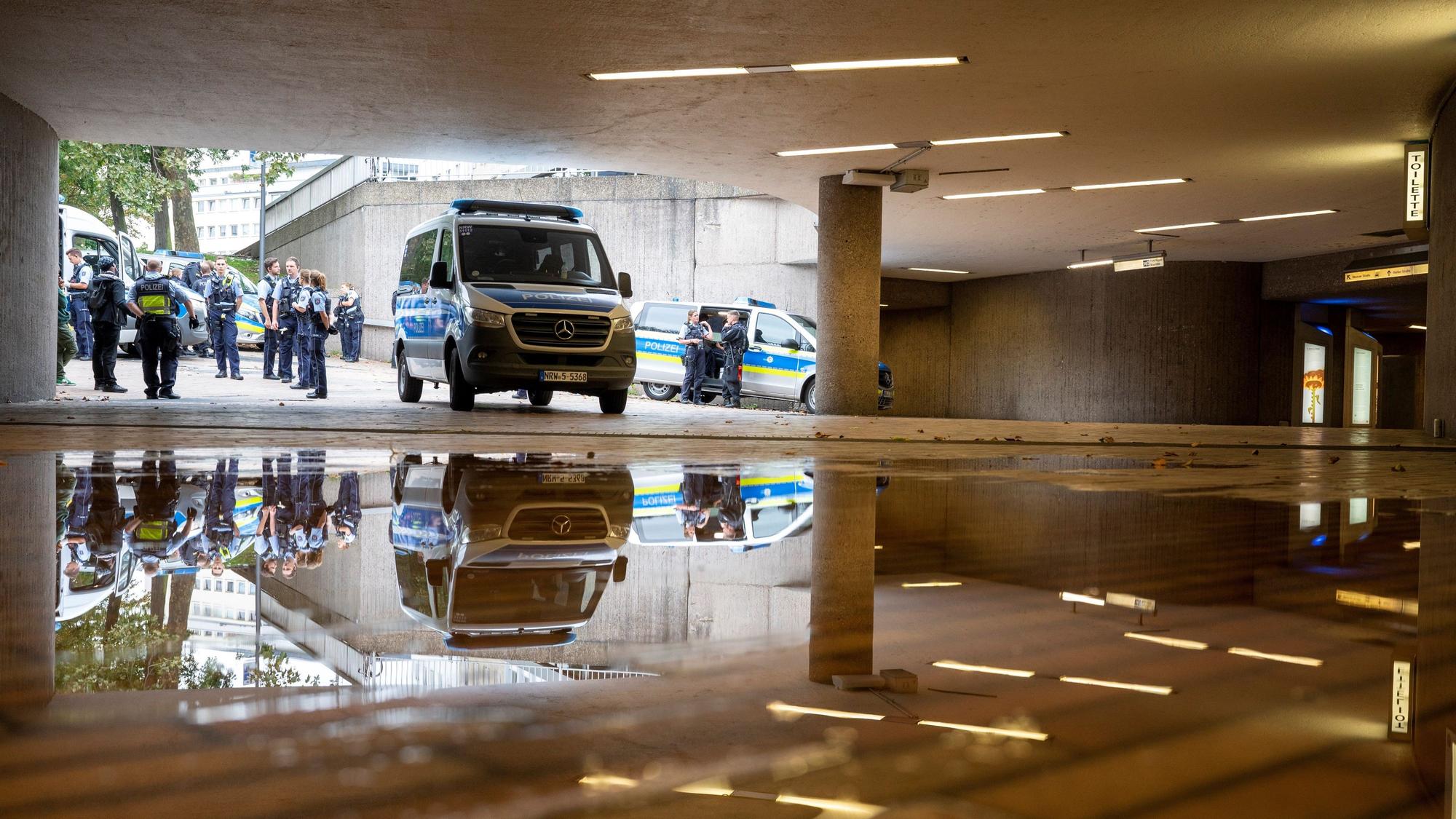 Mehrere Polizeiwagen und zahlreiche Beamte auf dem Ebertplatz