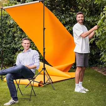 Fabian Köster und Jonas Hector sprechen in ihrem neuen Podcast „Schlag und Fertig“ über Politik und Fußball.