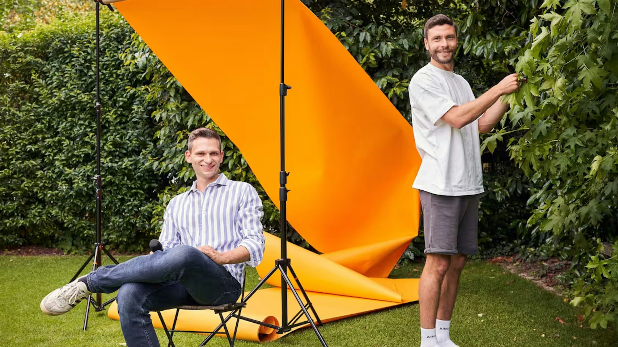 Fabian Köster und Jonas Hector sprechen in ihrem neuen Podcast „Schlag und Fertig“ über Politik und Fußball.