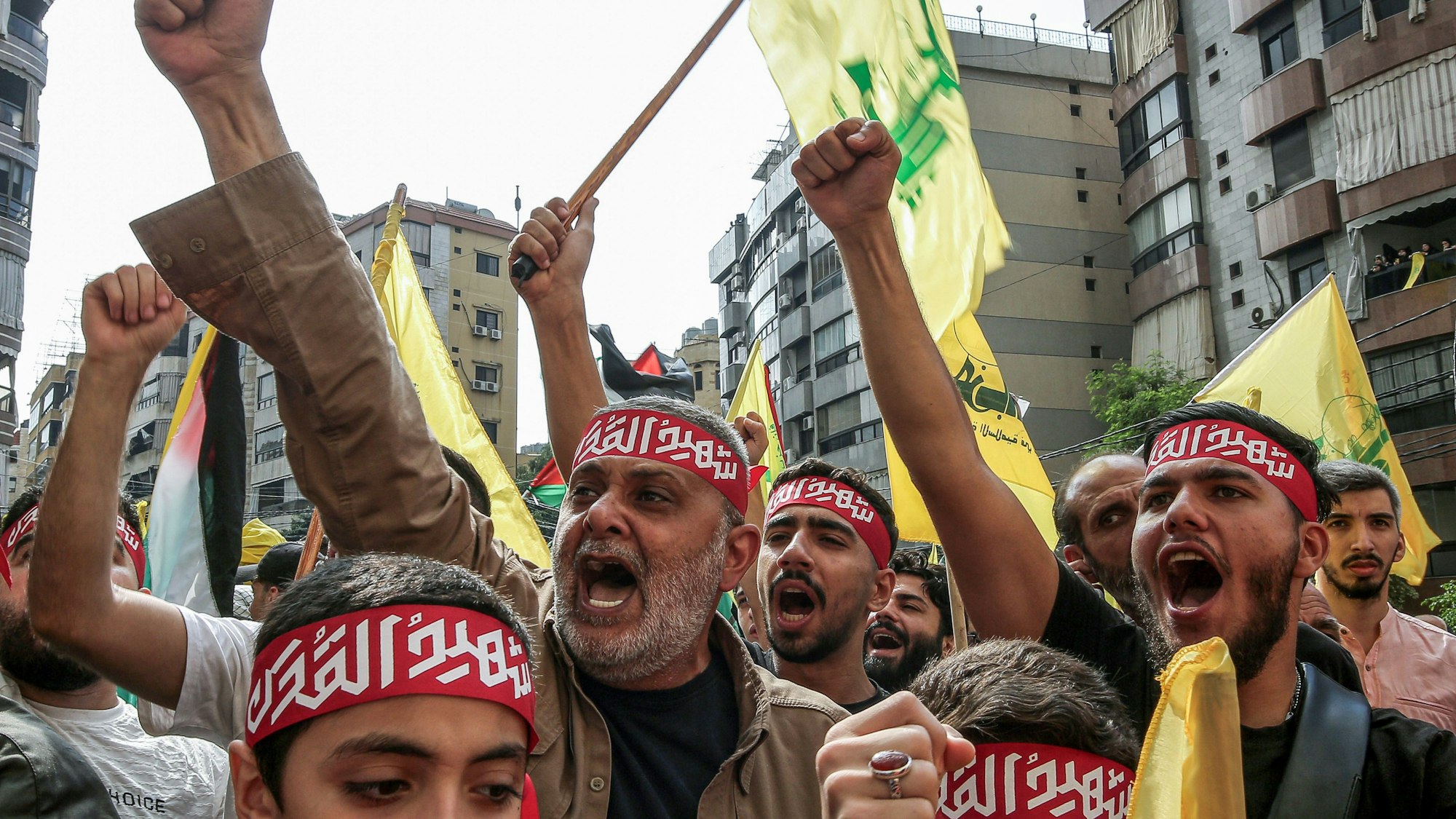 Beirut im Libanon: Menschen schwenken Hisbollah-Fahnen bei eine pro-palästinensischen Demonstration.