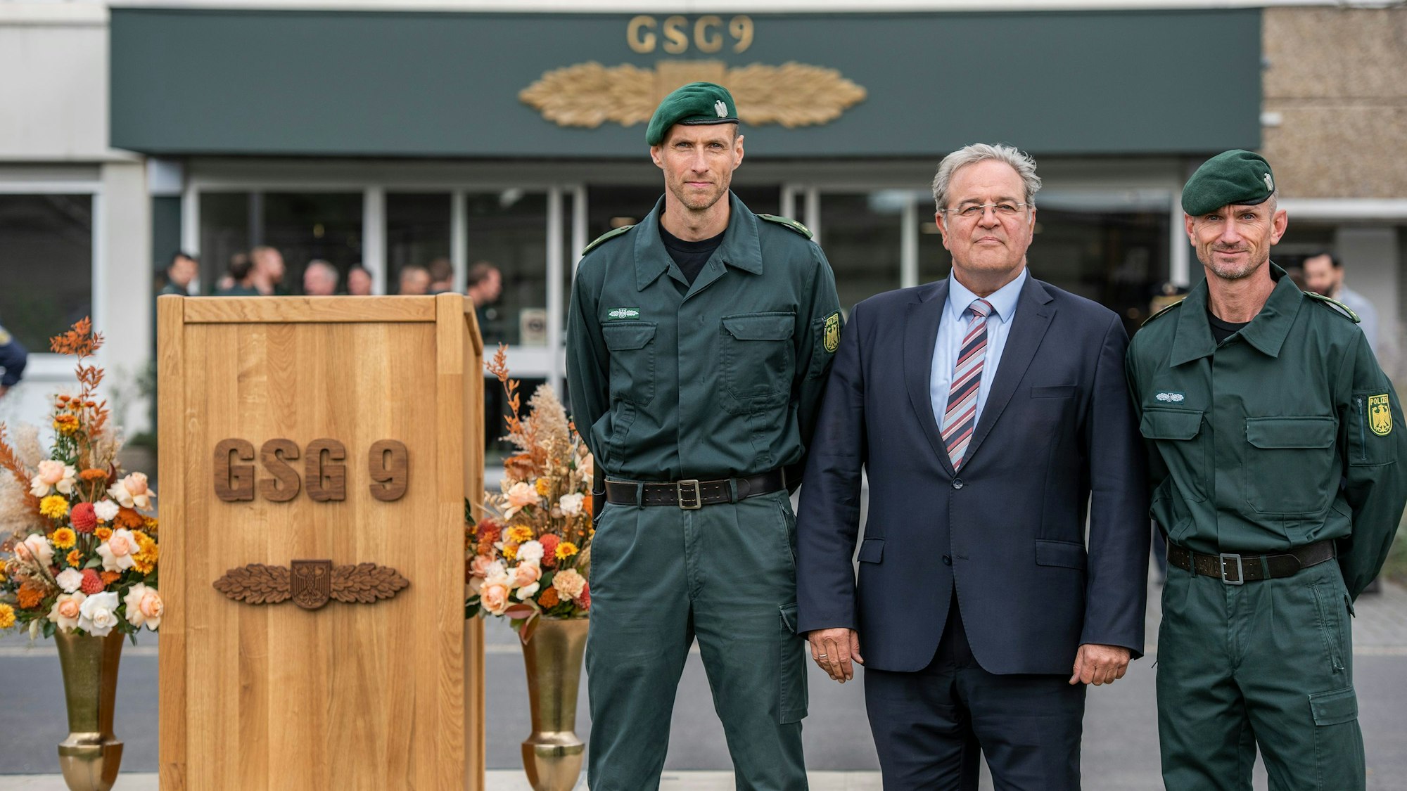 Bei der GSG 9 gab es einen Wechsel beim Kommandeursposten, Robert Hemmerling folgt auf Jerome Fuchs. V.l.: Robert Hemmerling, neuer Kommandeur, Dr. Dieter Romann, Präsident des Bundespolizeipräsidiums, Leitender Polizeidirektor, Jerome Fuchs, bisheriger Kommandeur.