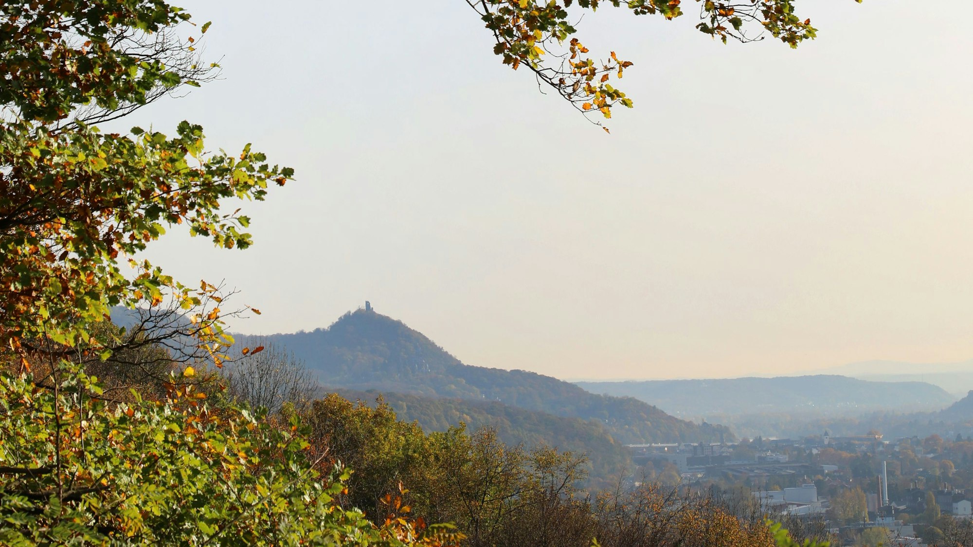 Berg in der Ferne hinter der Stadt.