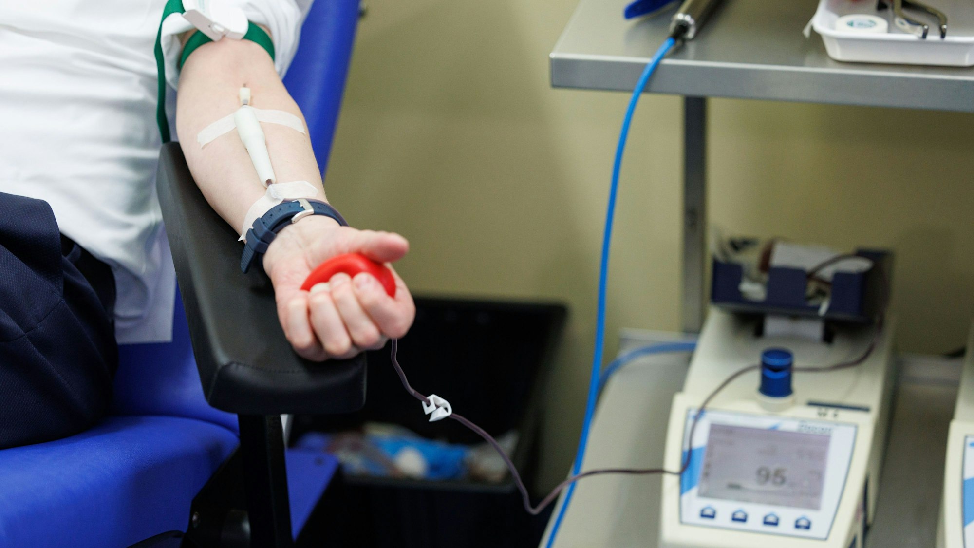Eine Person liegt auf einer Liege und spendet Blut am Universitätsklinikum Münster (UKM).