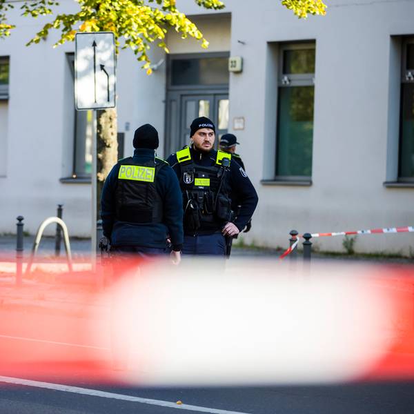 Polizeikräfte stehen vor der jüdischen Gemeinde Kahal Adass Jisroel in der Brunnenstraße in Berlin-Mitte. Auf das Haus mit jüdischen Einrichtungen hat es in der Nacht zu Mittwoch (18. Oktober) einen Brandanschlag gegeben.